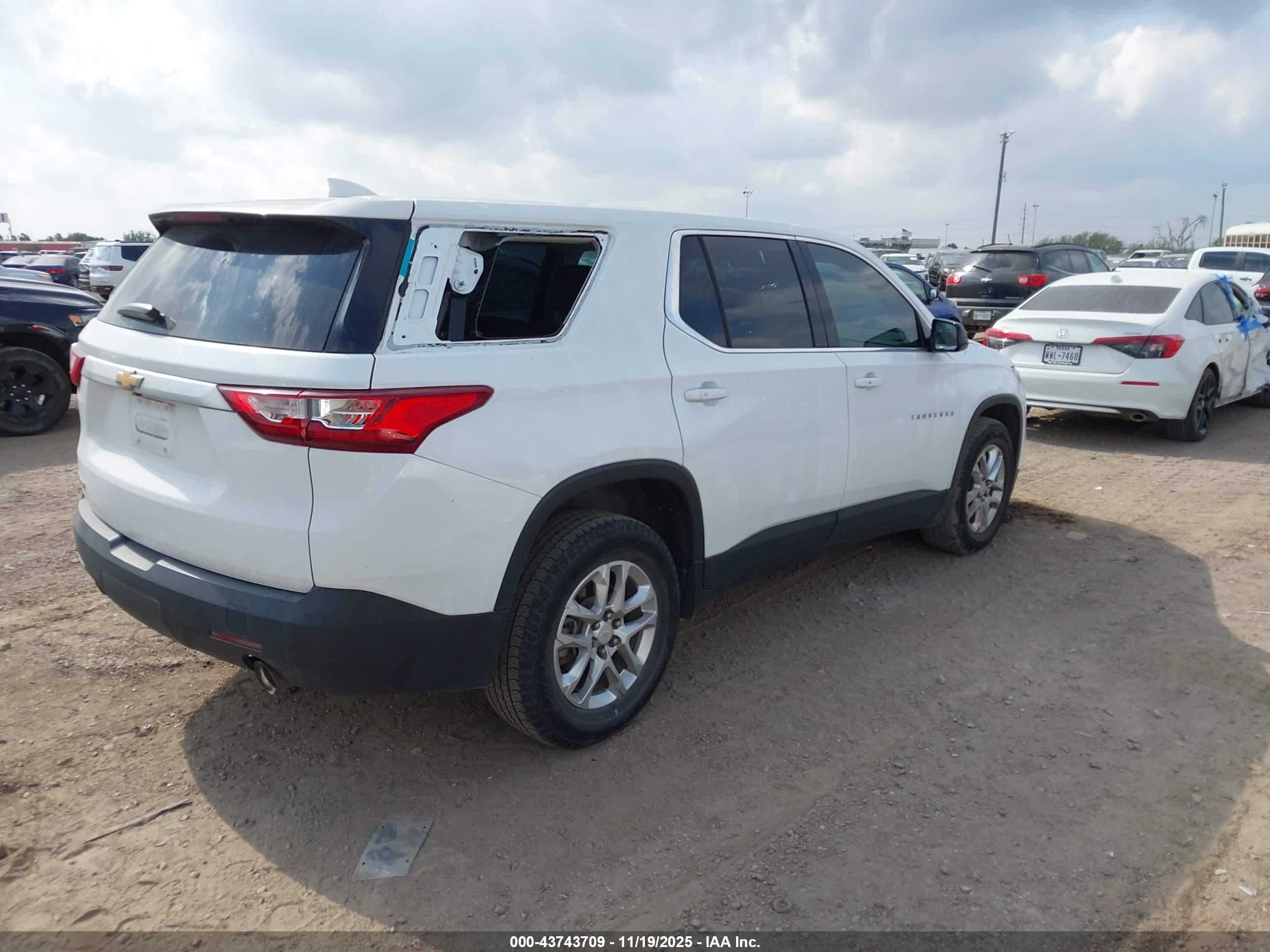 CHEVROLET TRAVERSE image 4