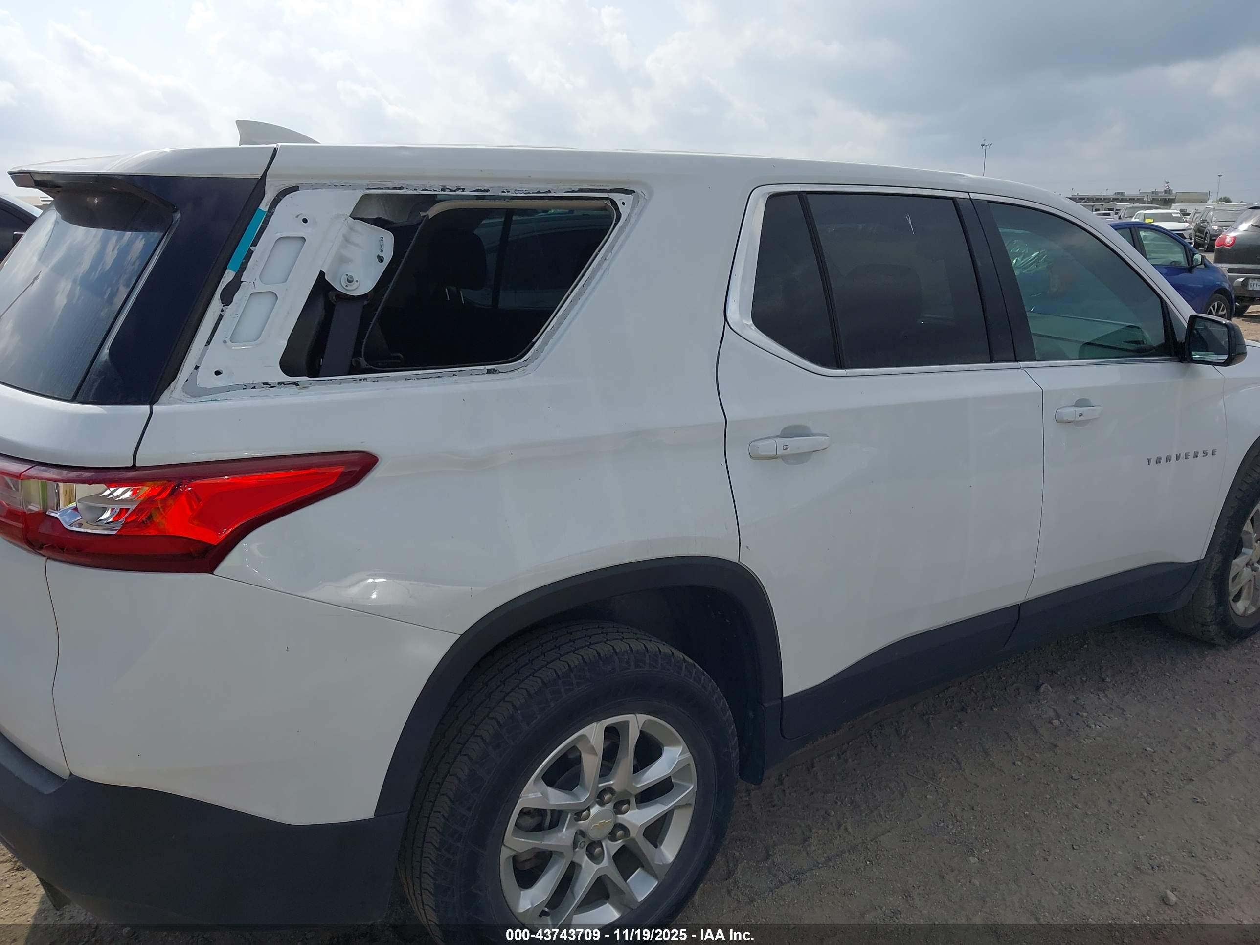 CHEVROLET TRAVERSE image 6