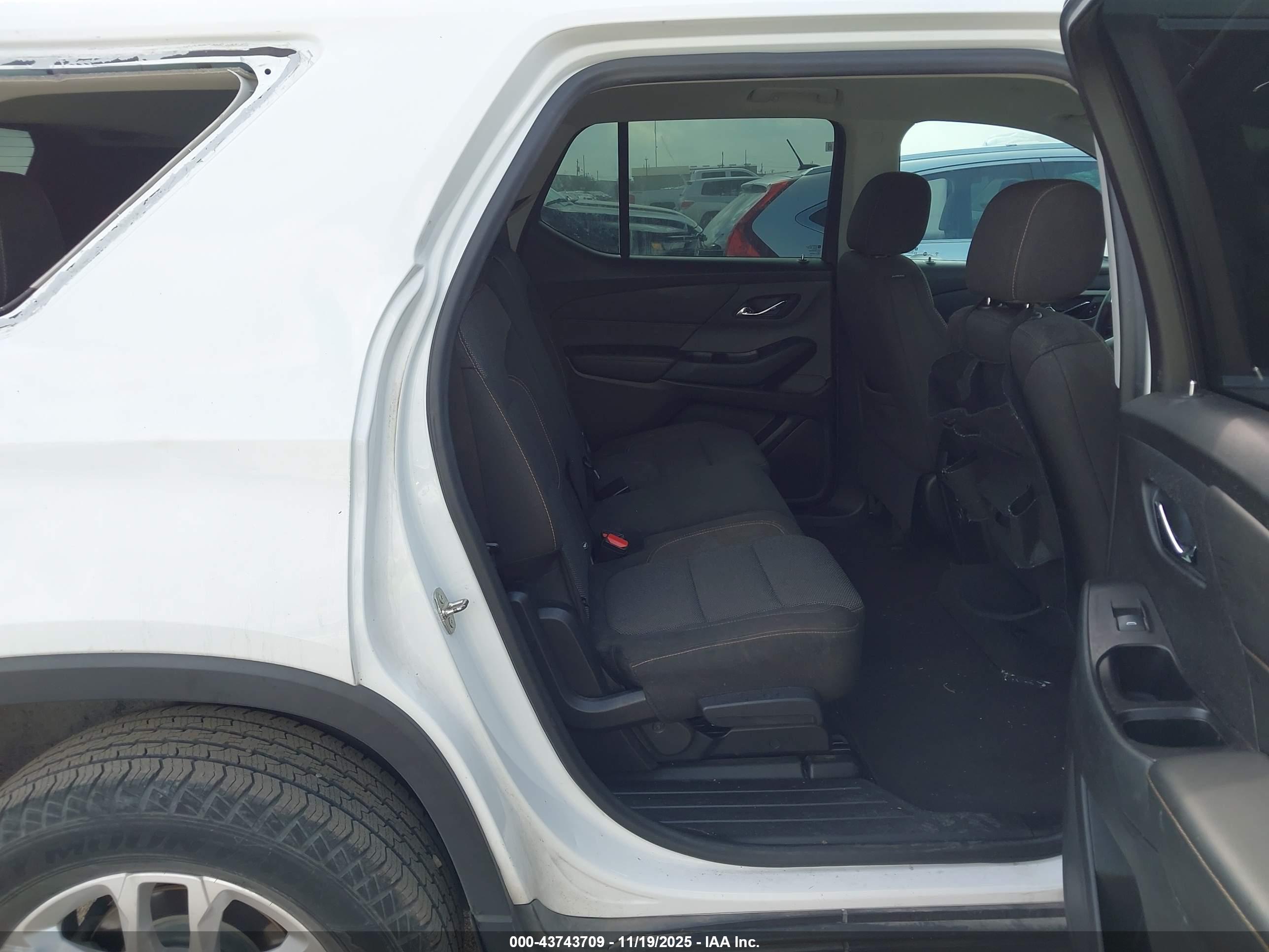 CHEVROLET TRAVERSE image 8