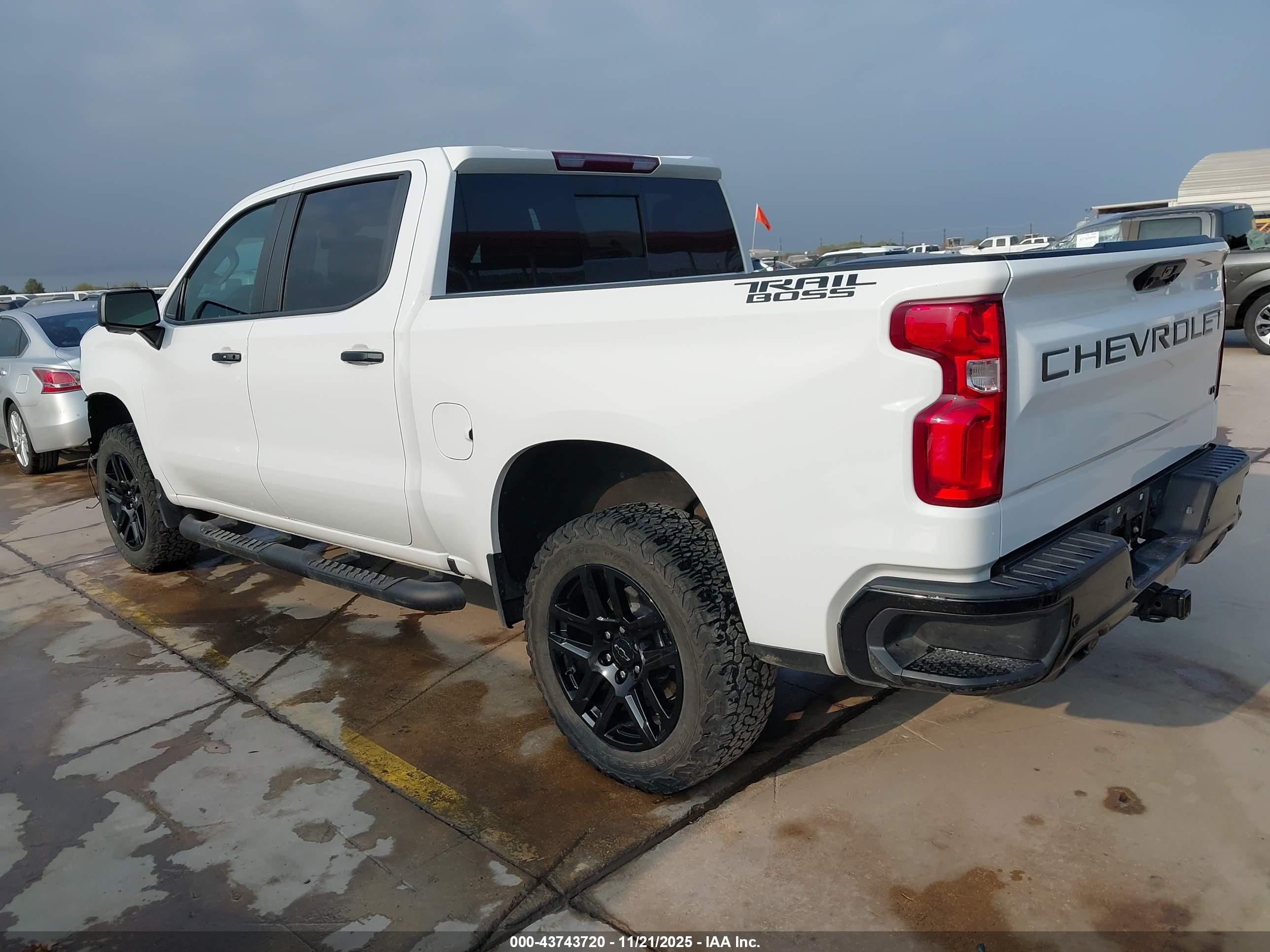CHEVROLET SILVERADO image 3