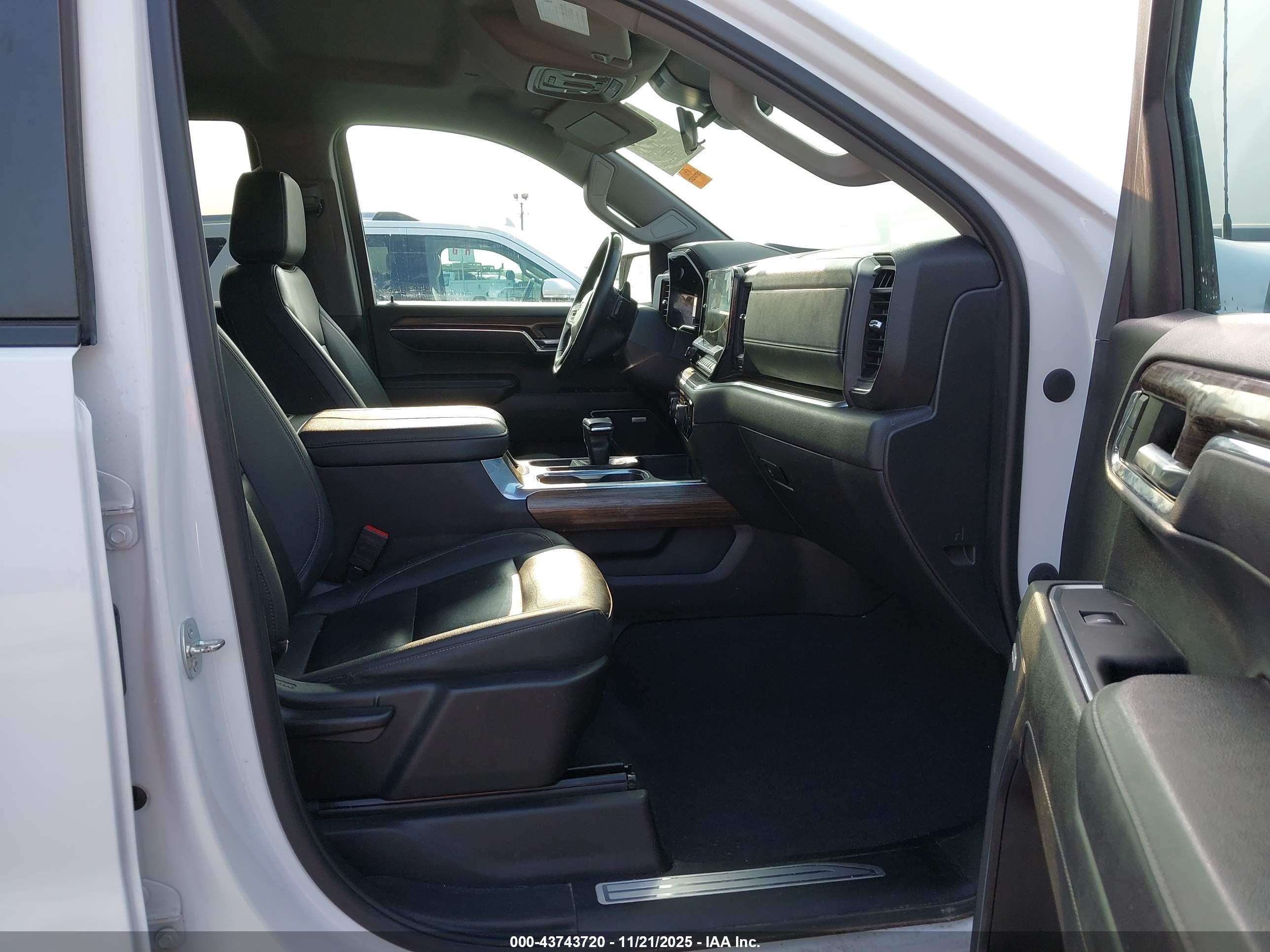 CHEVROLET SILVERADO image 5