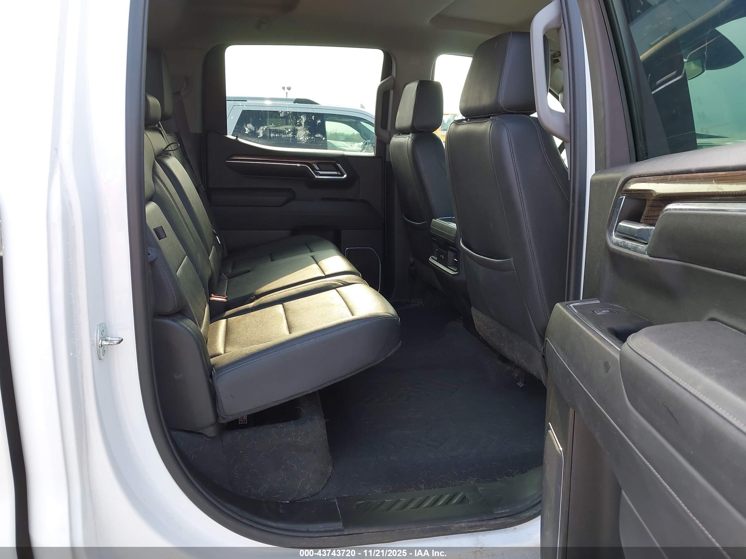 CHEVROLET SILVERADO image 8