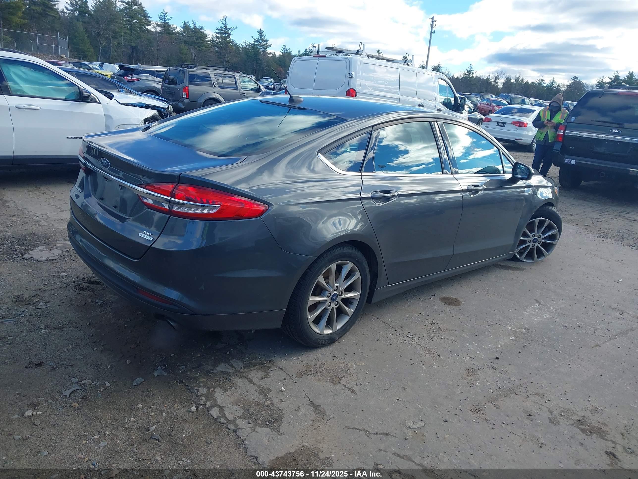 FORD FUSION image 4