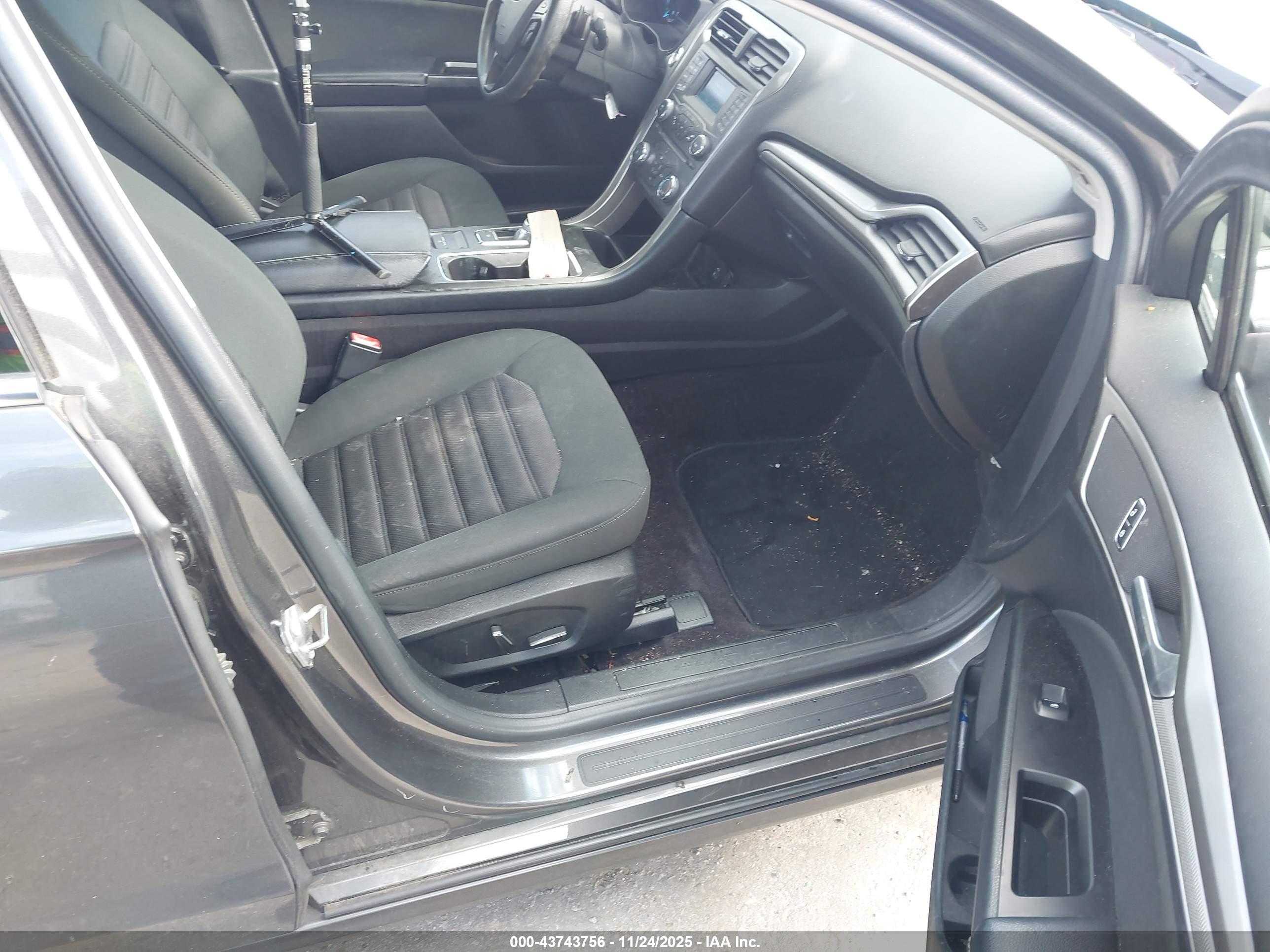 FORD FUSION image 5