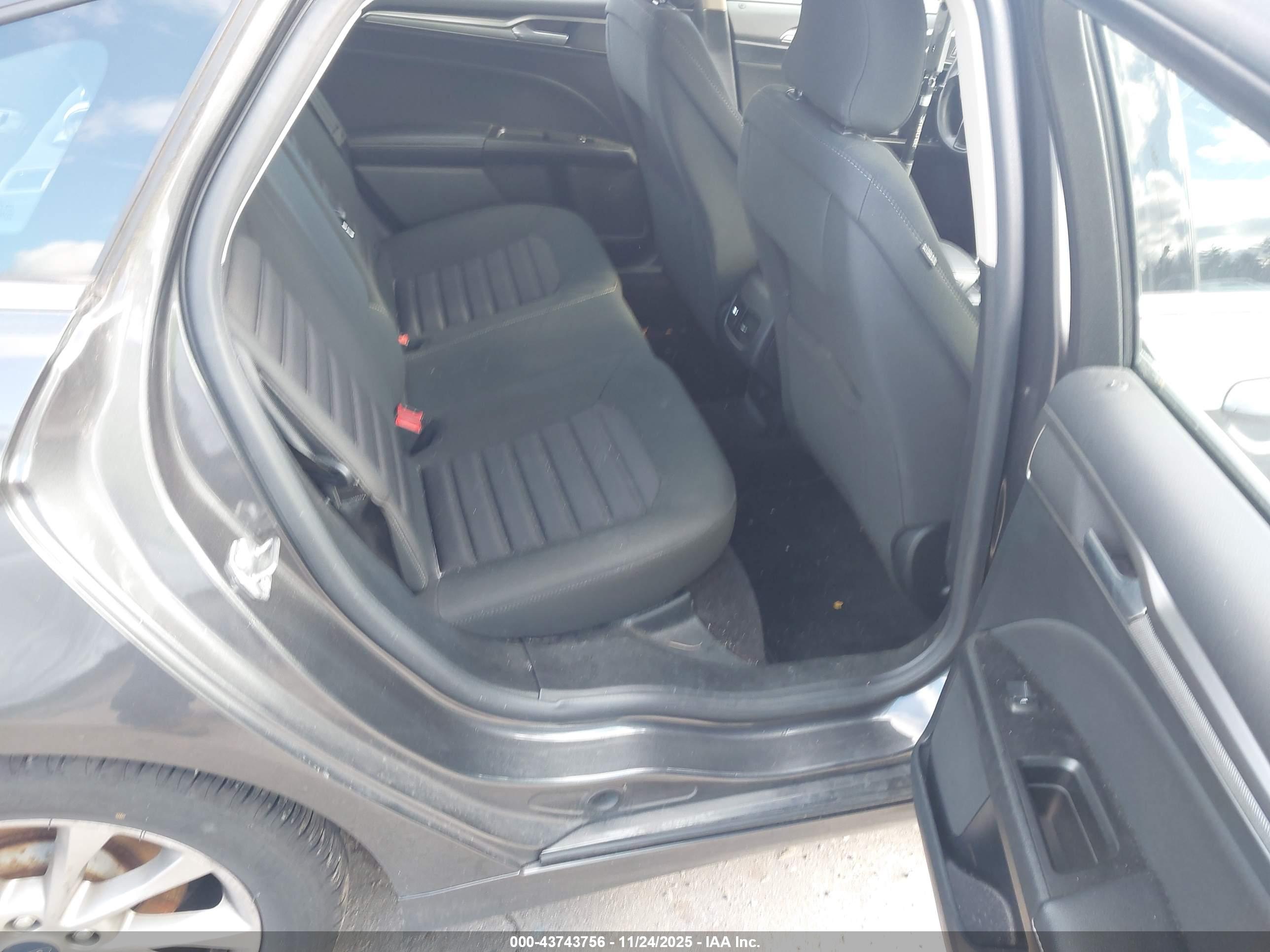 FORD FUSION image 8