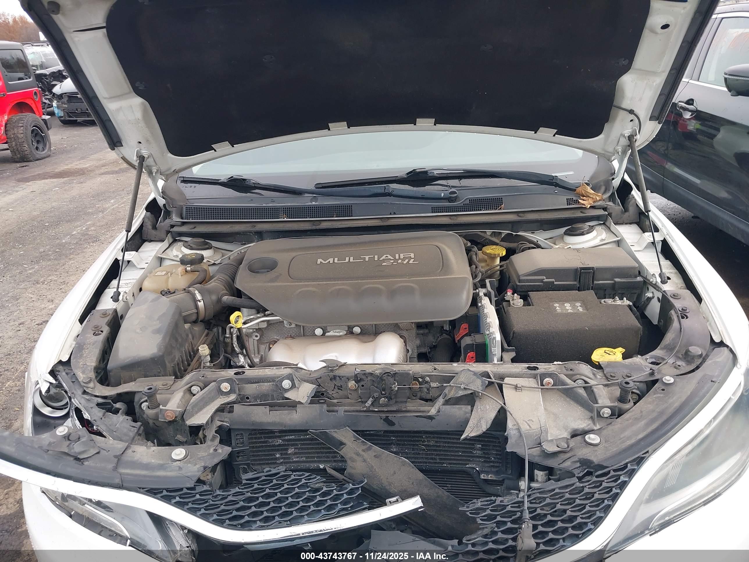 CHRYSLER 200 image 10