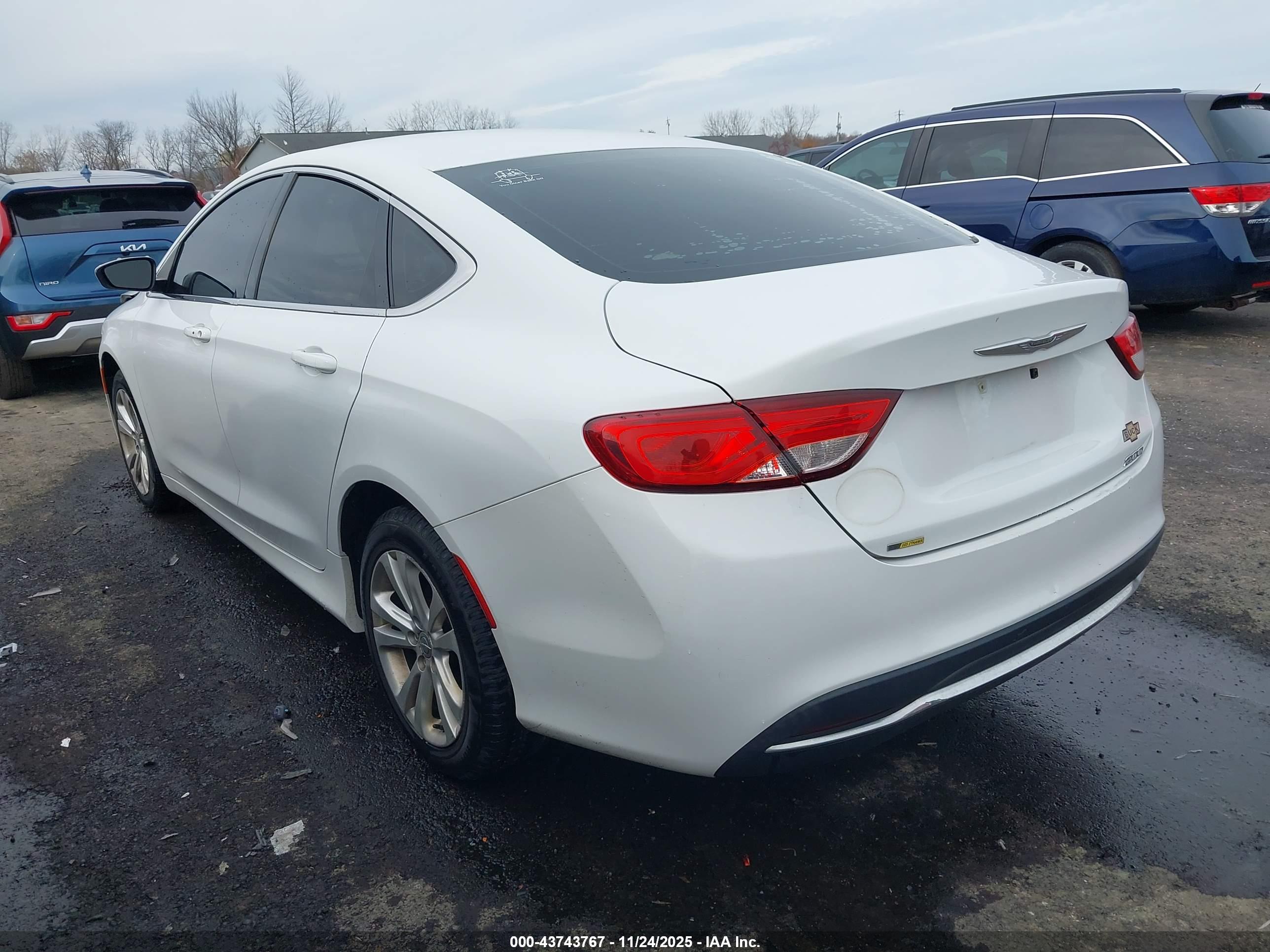 CHRYSLER 200 image 3