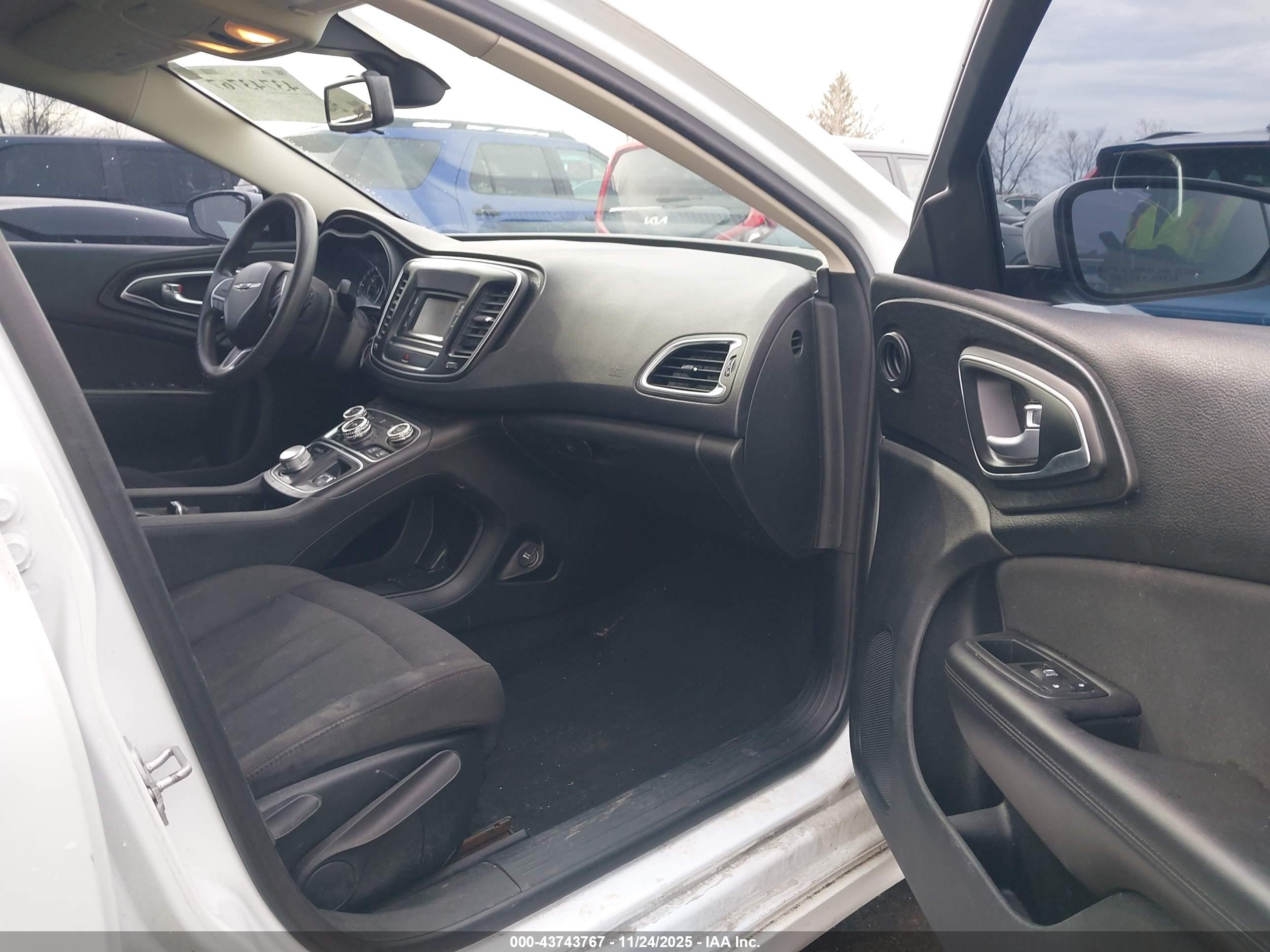 CHRYSLER 200 image 5