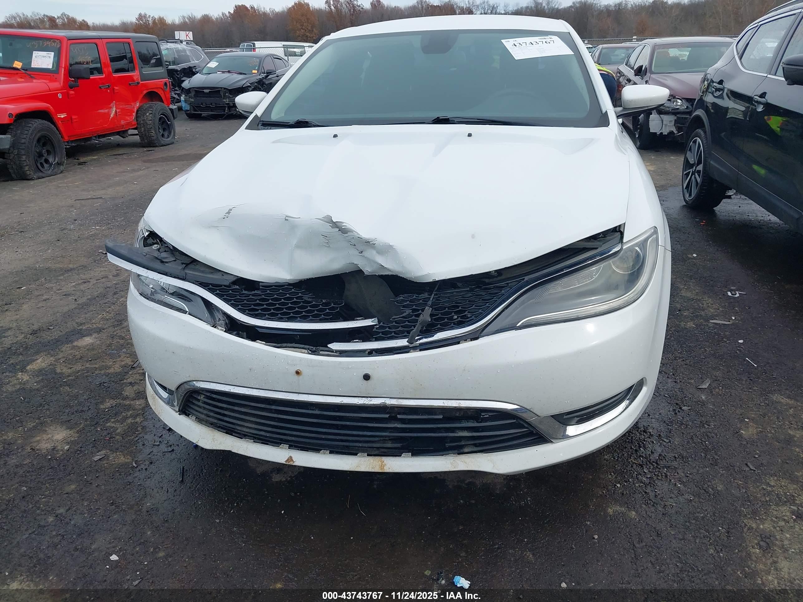 CHRYSLER 200 image 6
