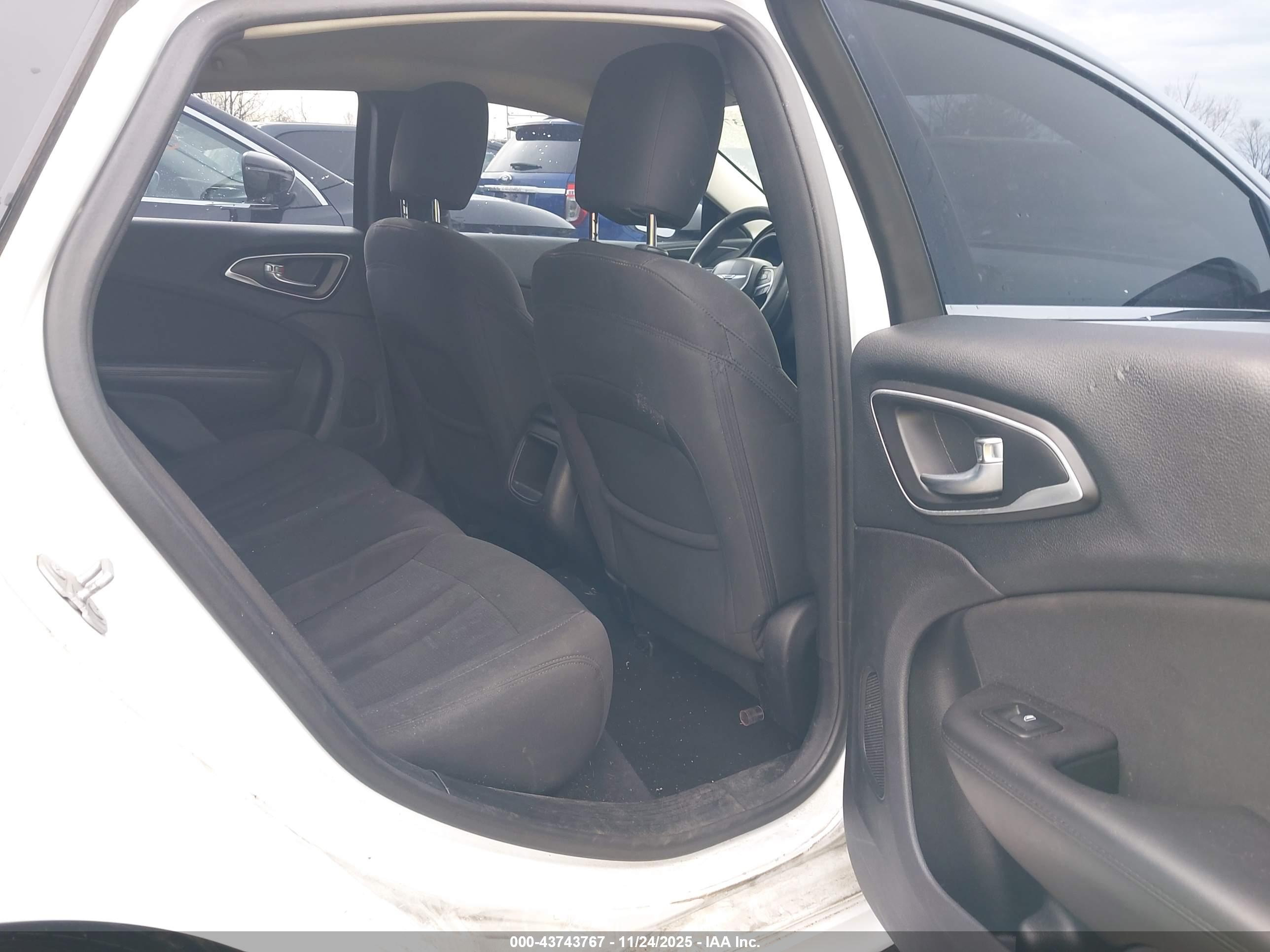 CHRYSLER 200 image 8