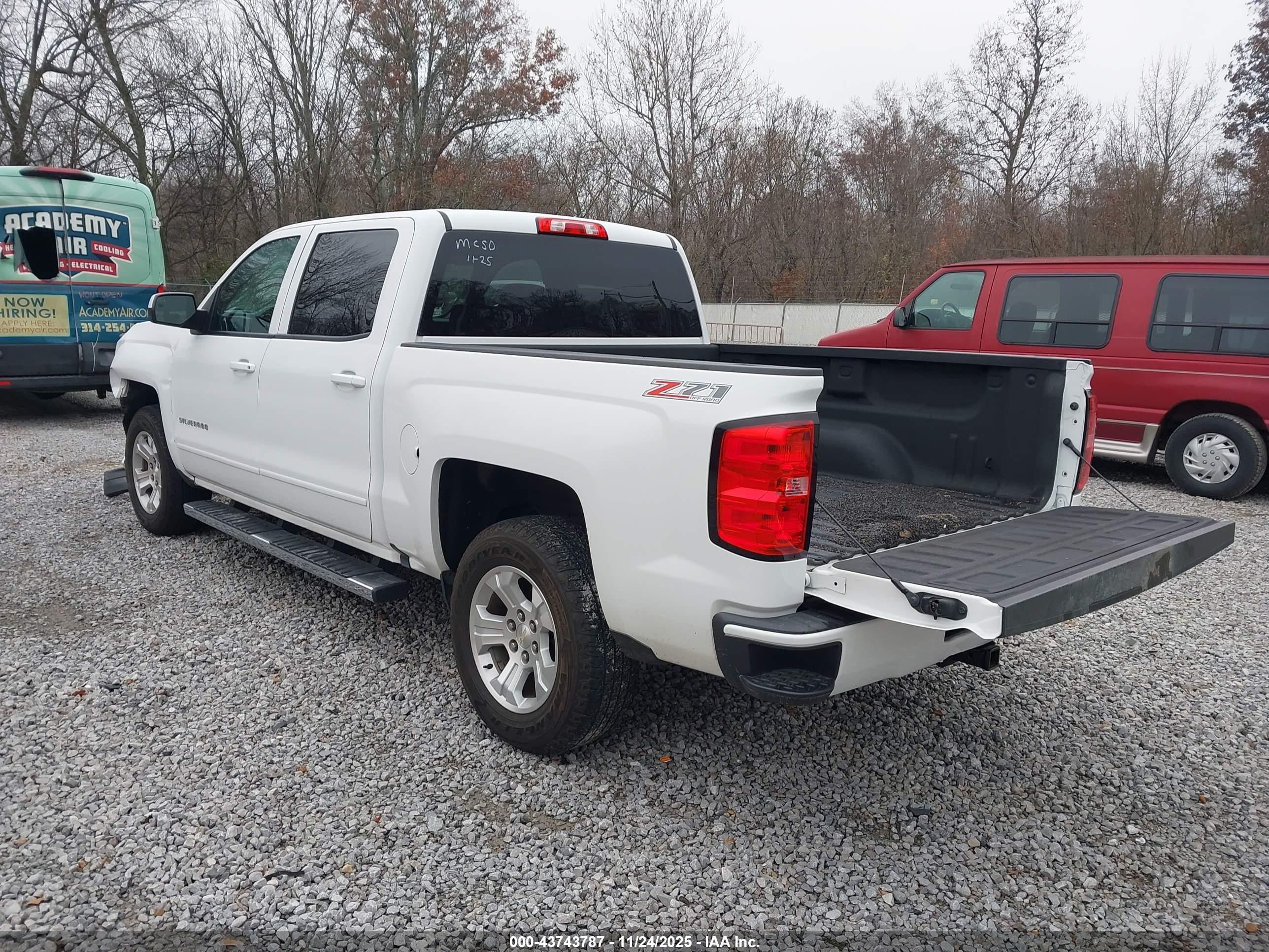 CHEVROLET SILVERADO image 3