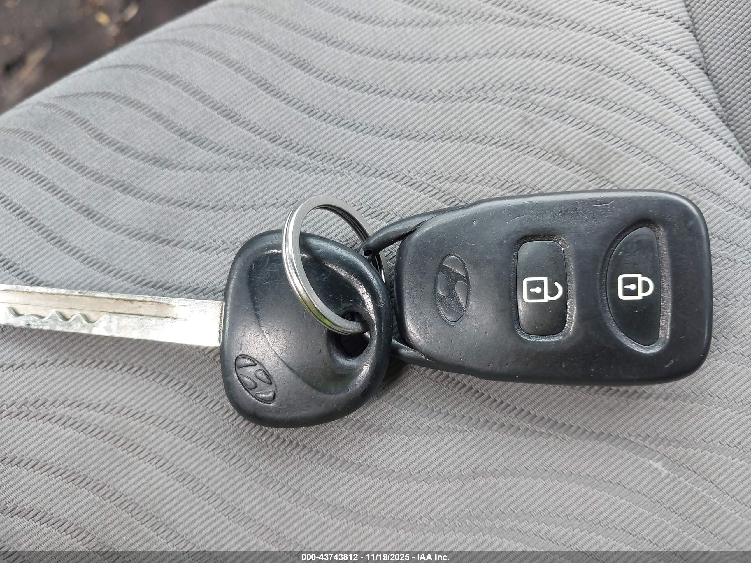HYUNDAI ACCENT image 11