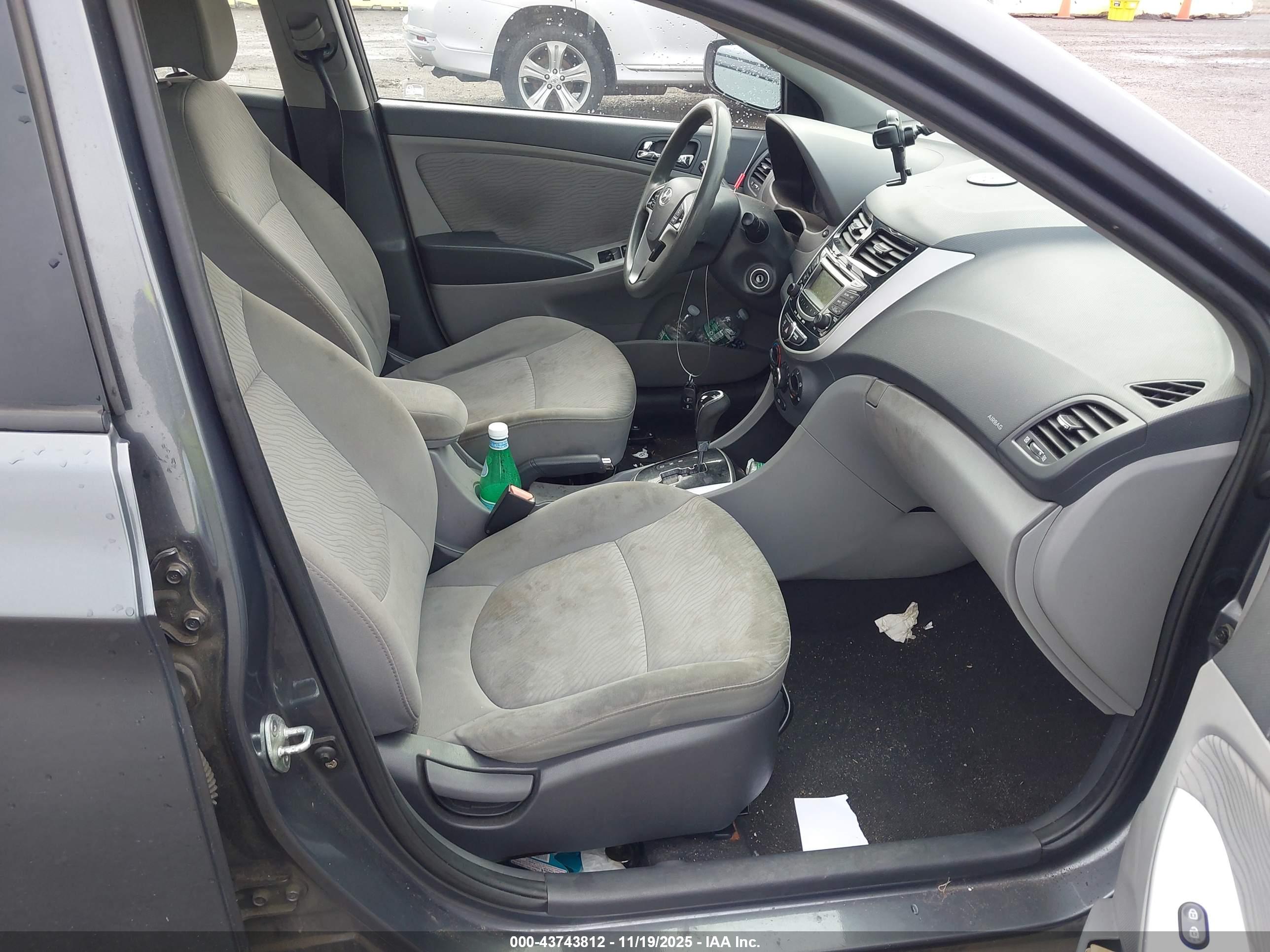 HYUNDAI ACCENT image 5