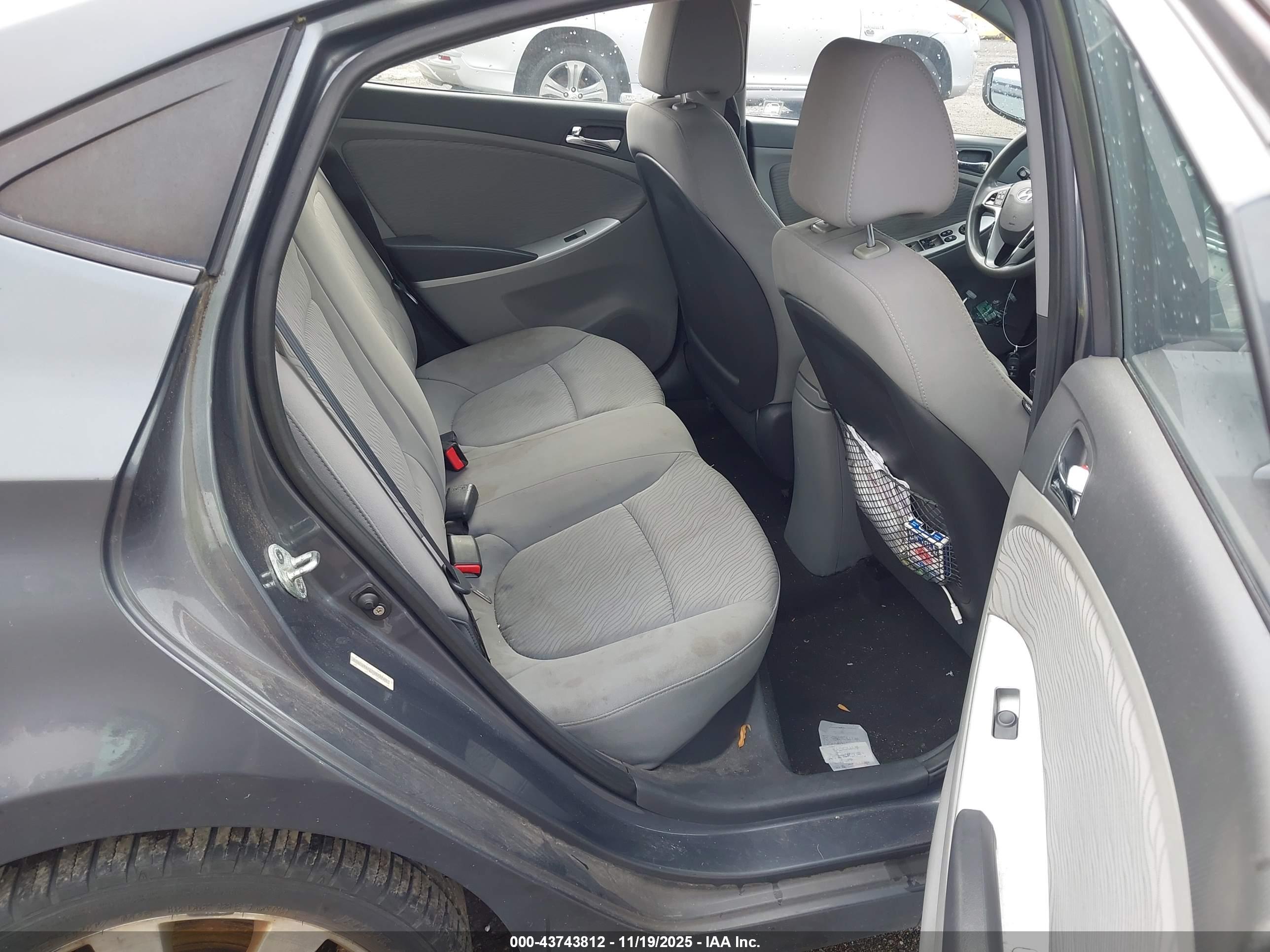 HYUNDAI ACCENT image 8