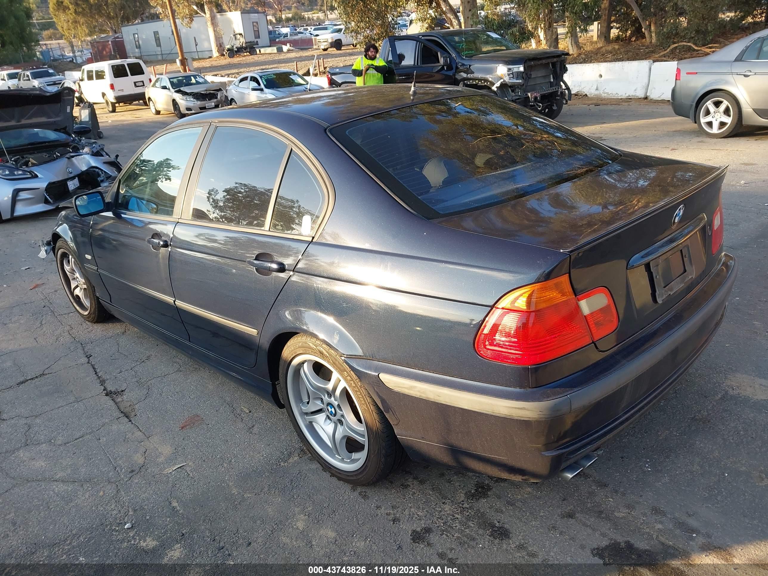 BMW 323I image 3