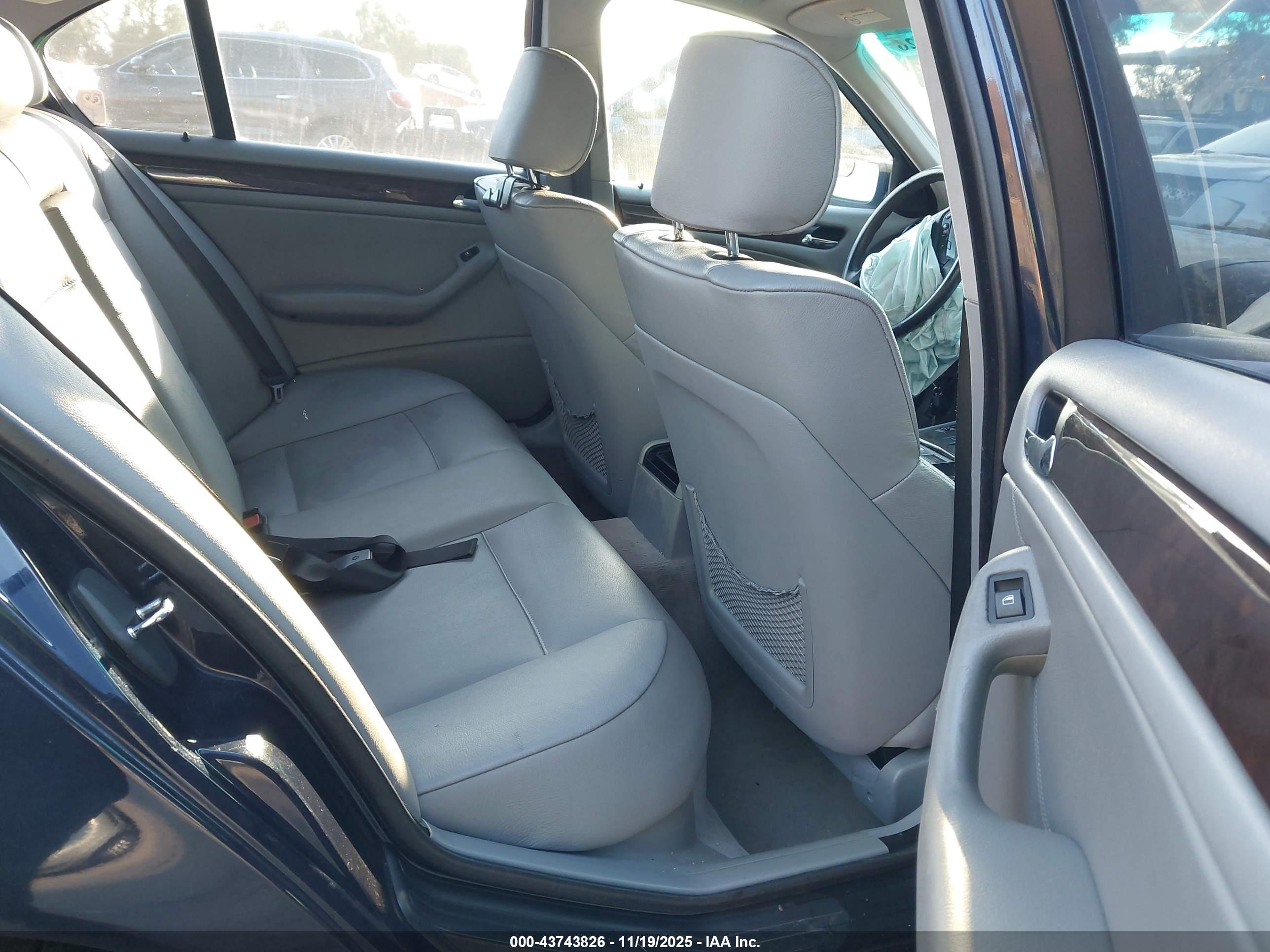 BMW 323I image 8
