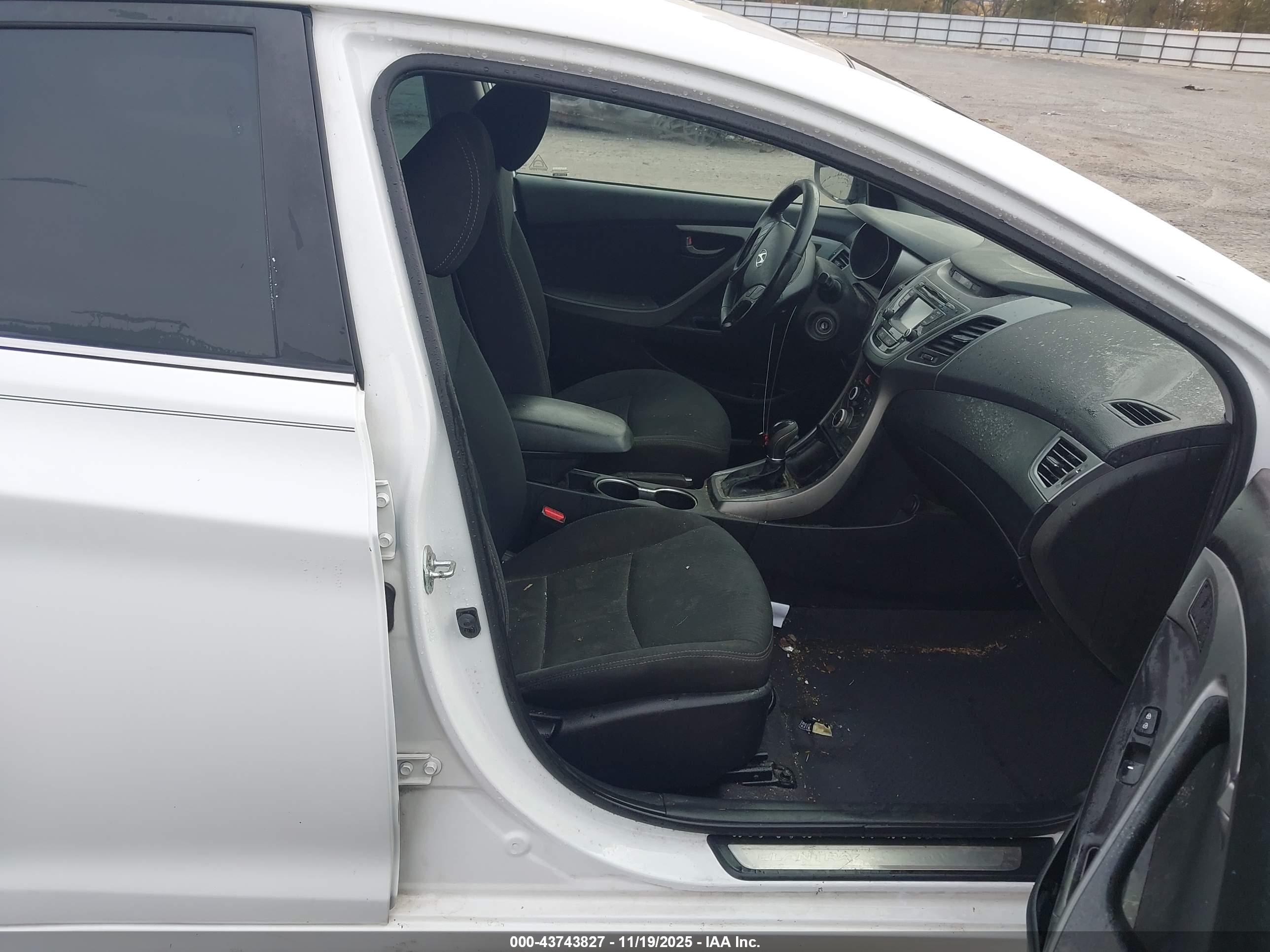 HYUNDAI ELANTRA image 5