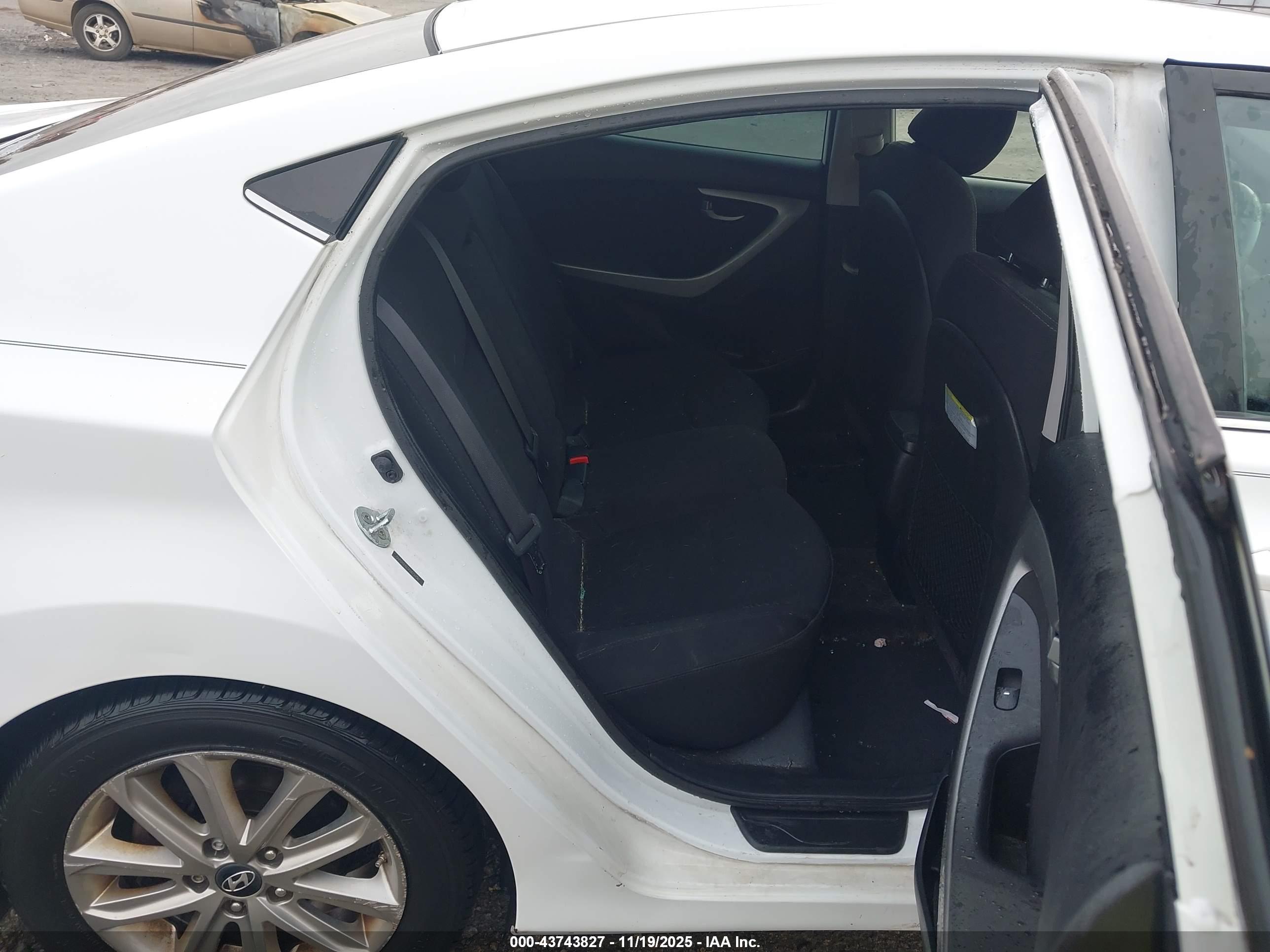 HYUNDAI ELANTRA image 8