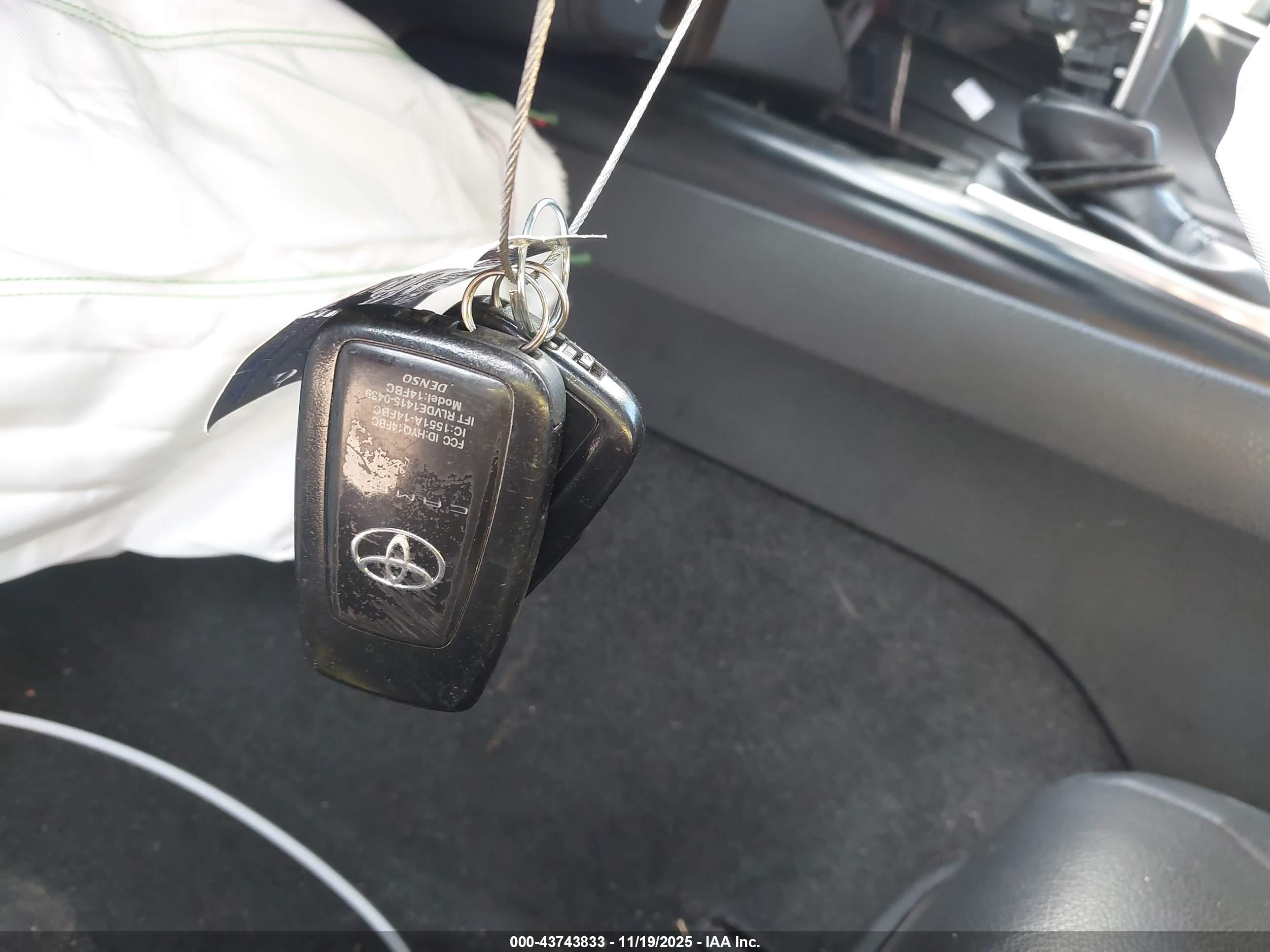 TOYOTA CAMRY image 11