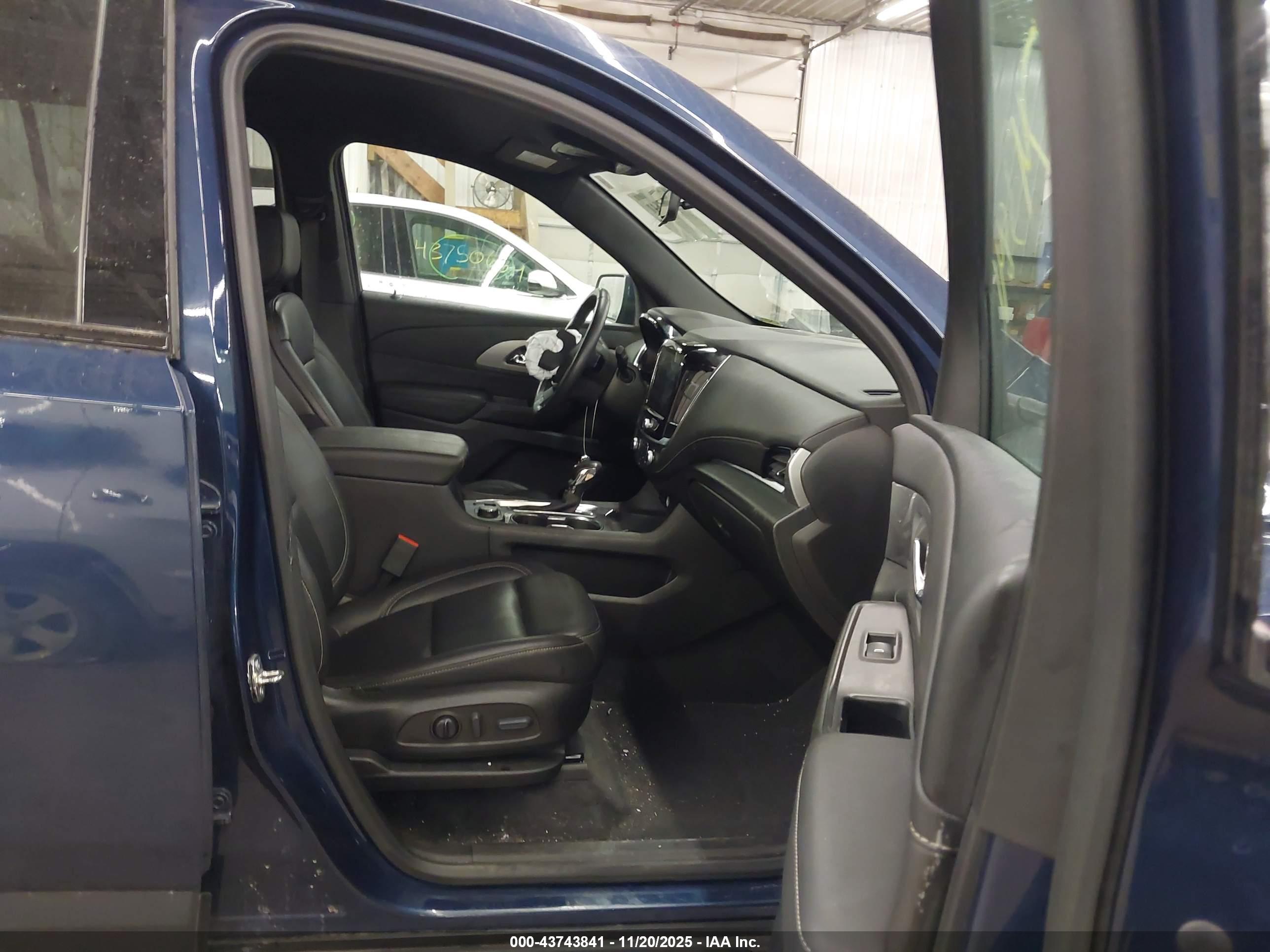 CHEVROLET TRAVERSE image 5