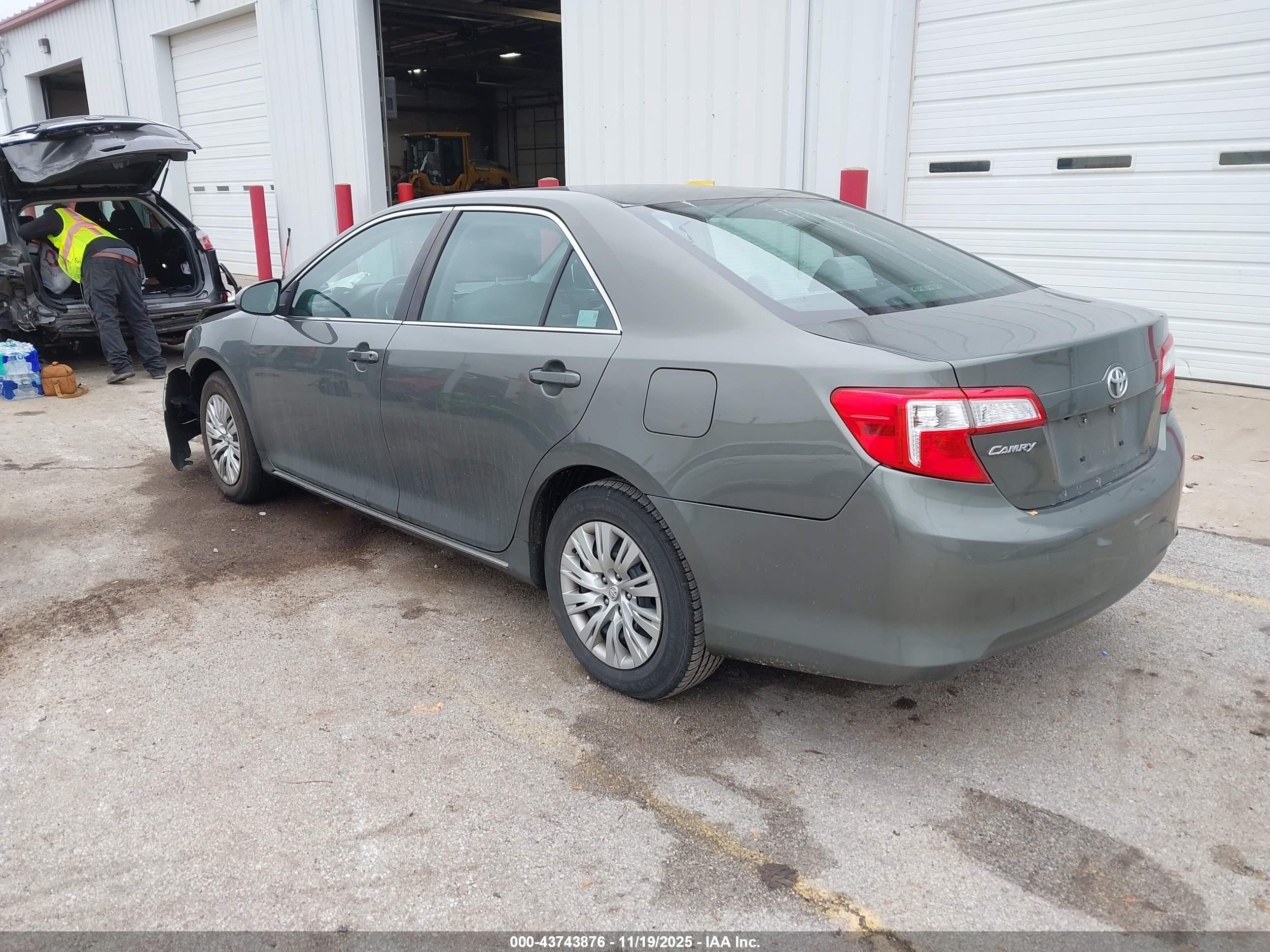 TOYOTA CAMRY image 3