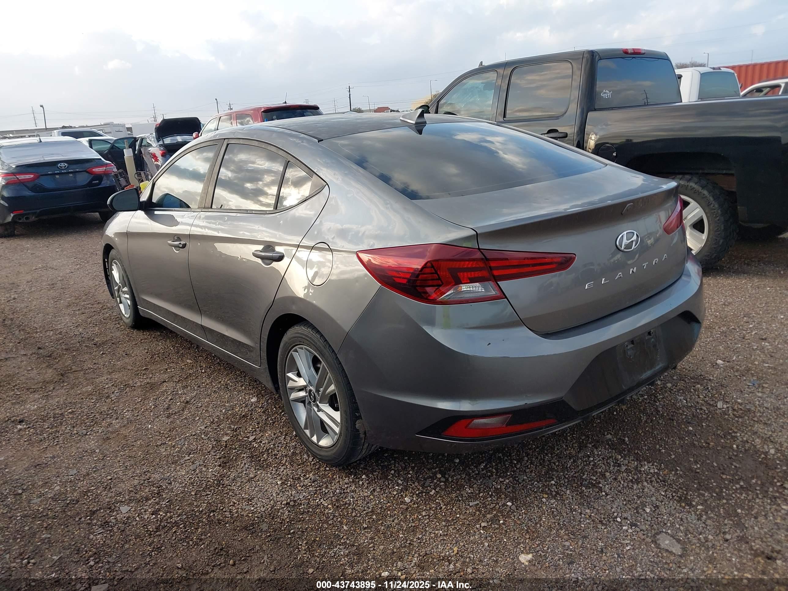HYUNDAI ELANTRA image 3