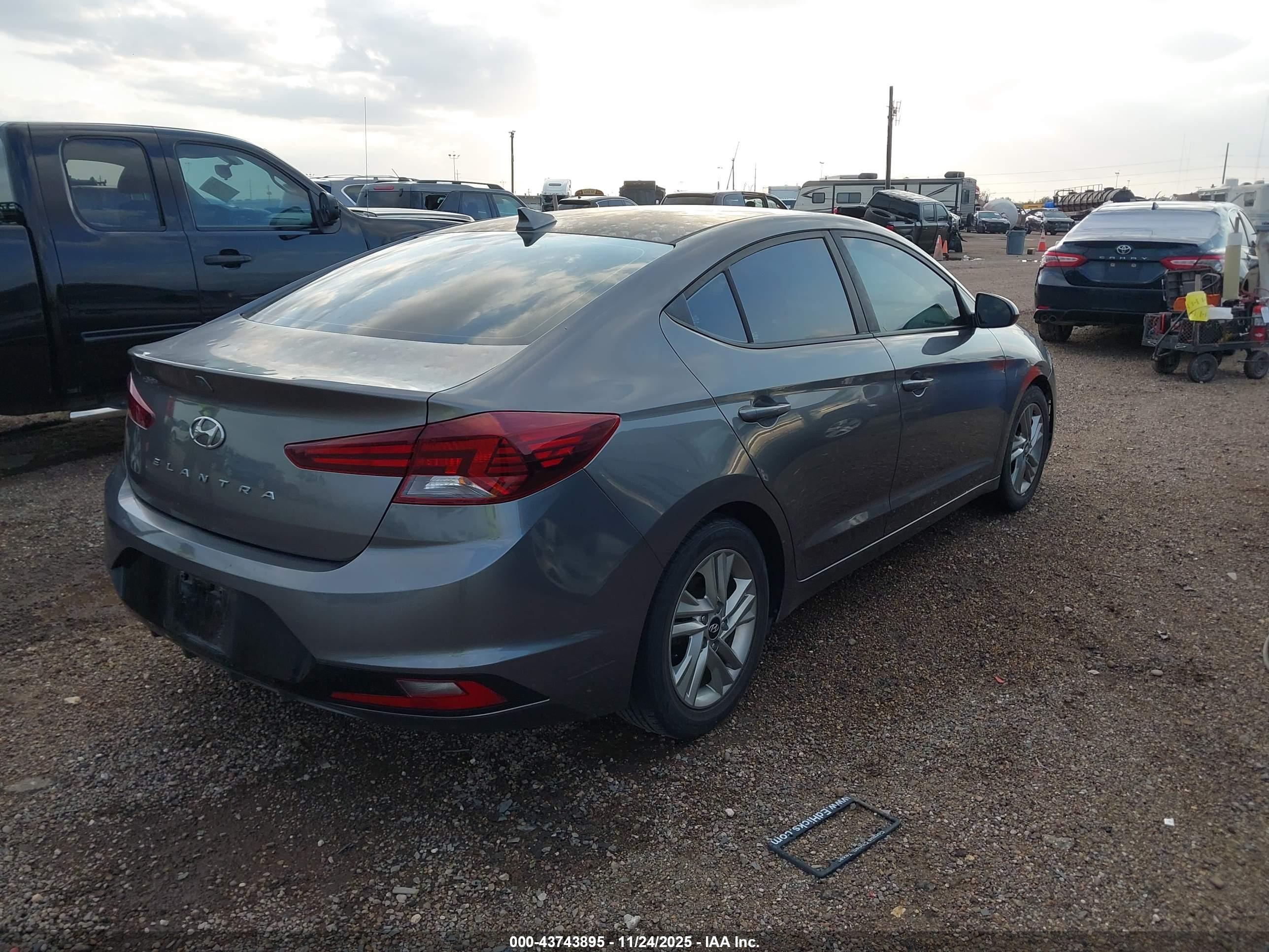 HYUNDAI ELANTRA image 4