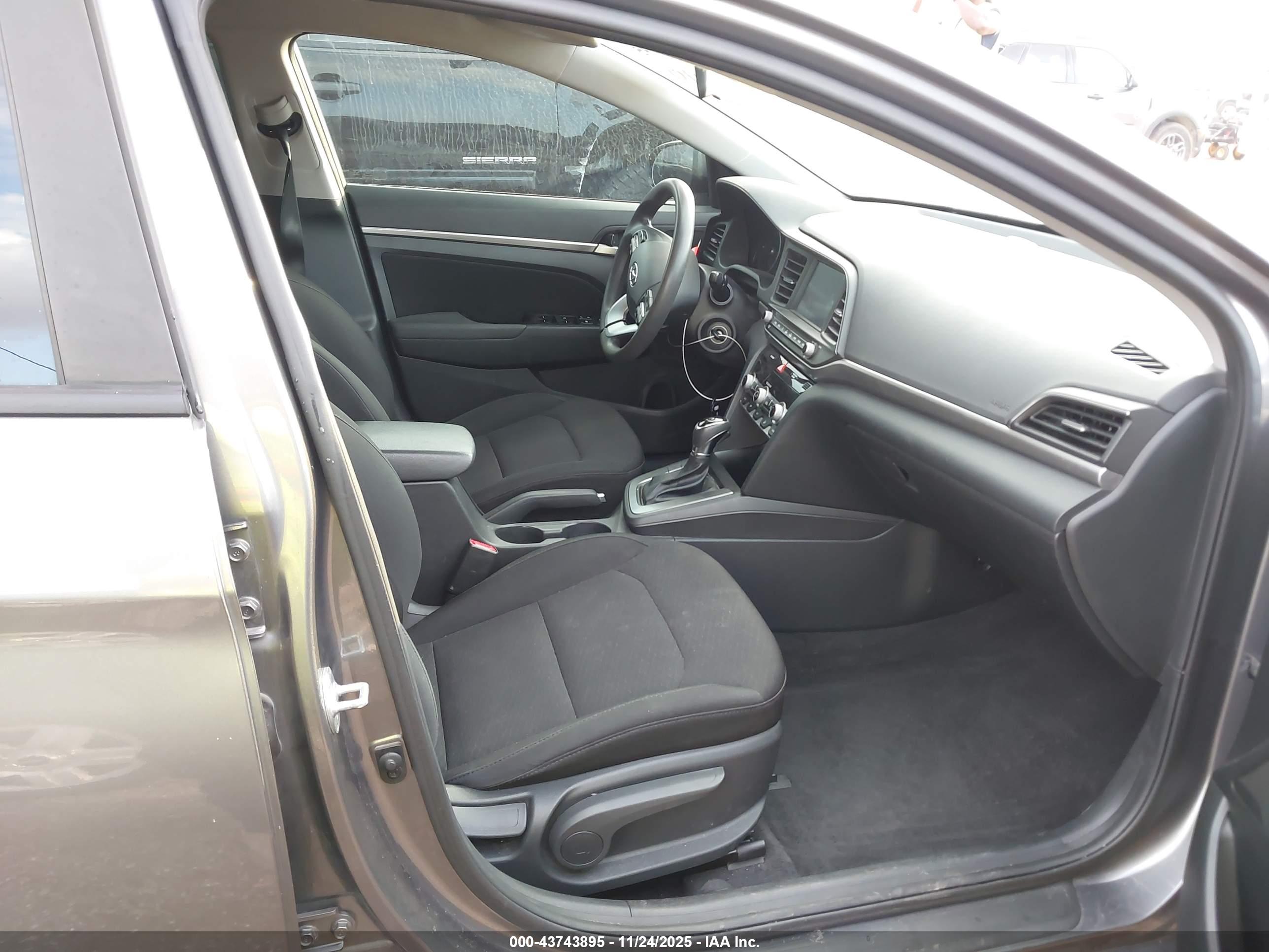 HYUNDAI ELANTRA image 5