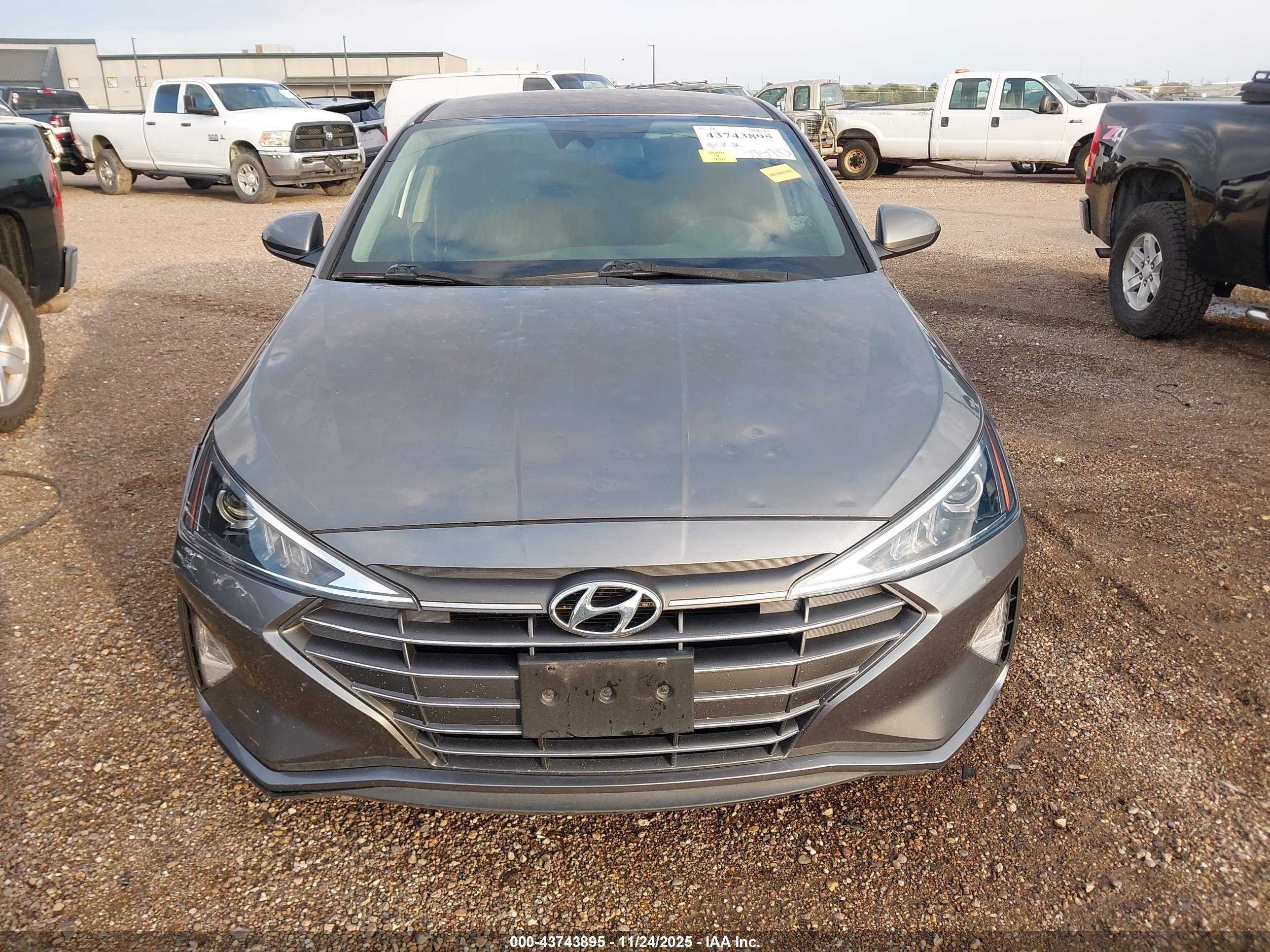 HYUNDAI ELANTRA image 6