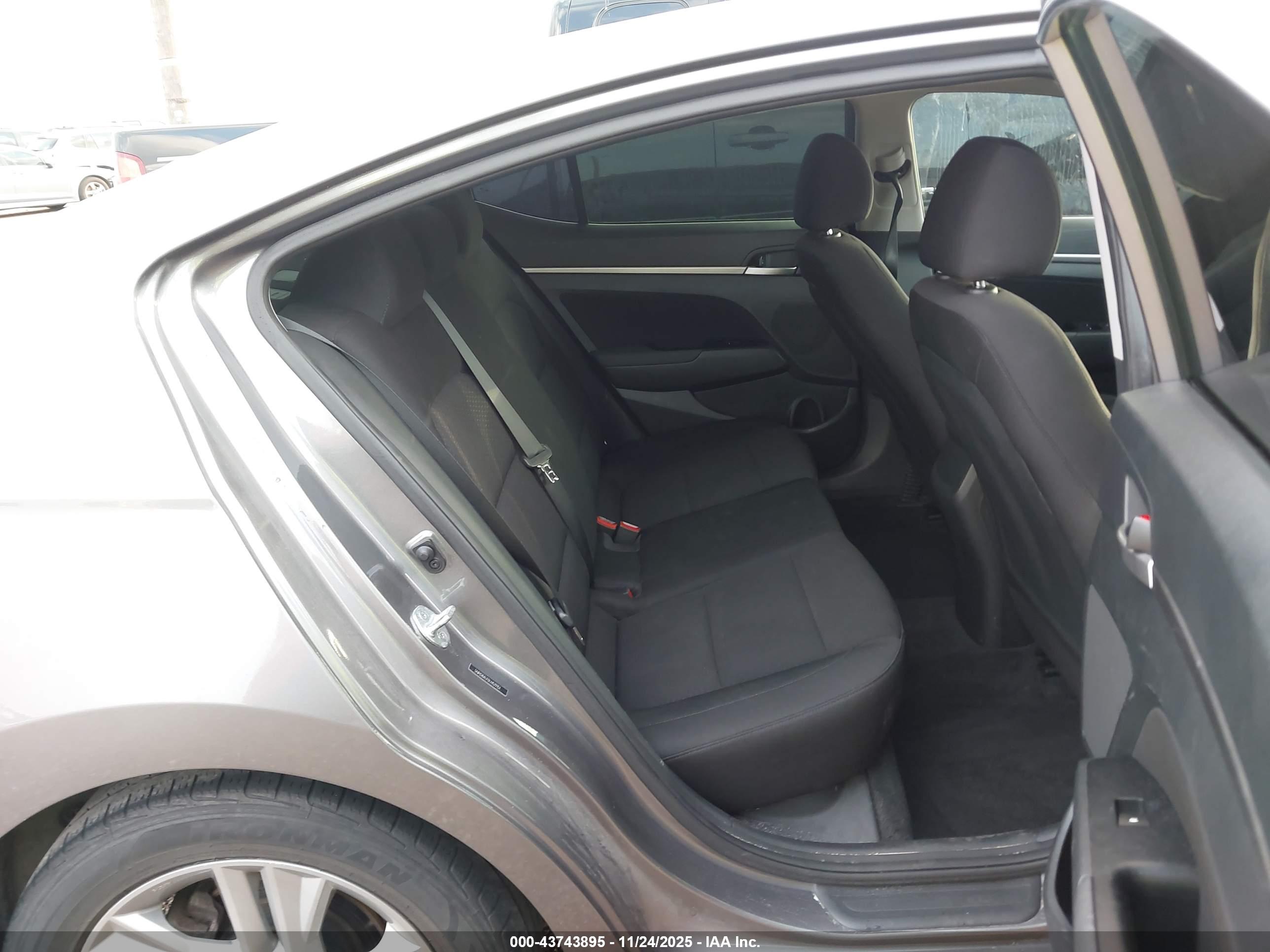 HYUNDAI ELANTRA image 8
