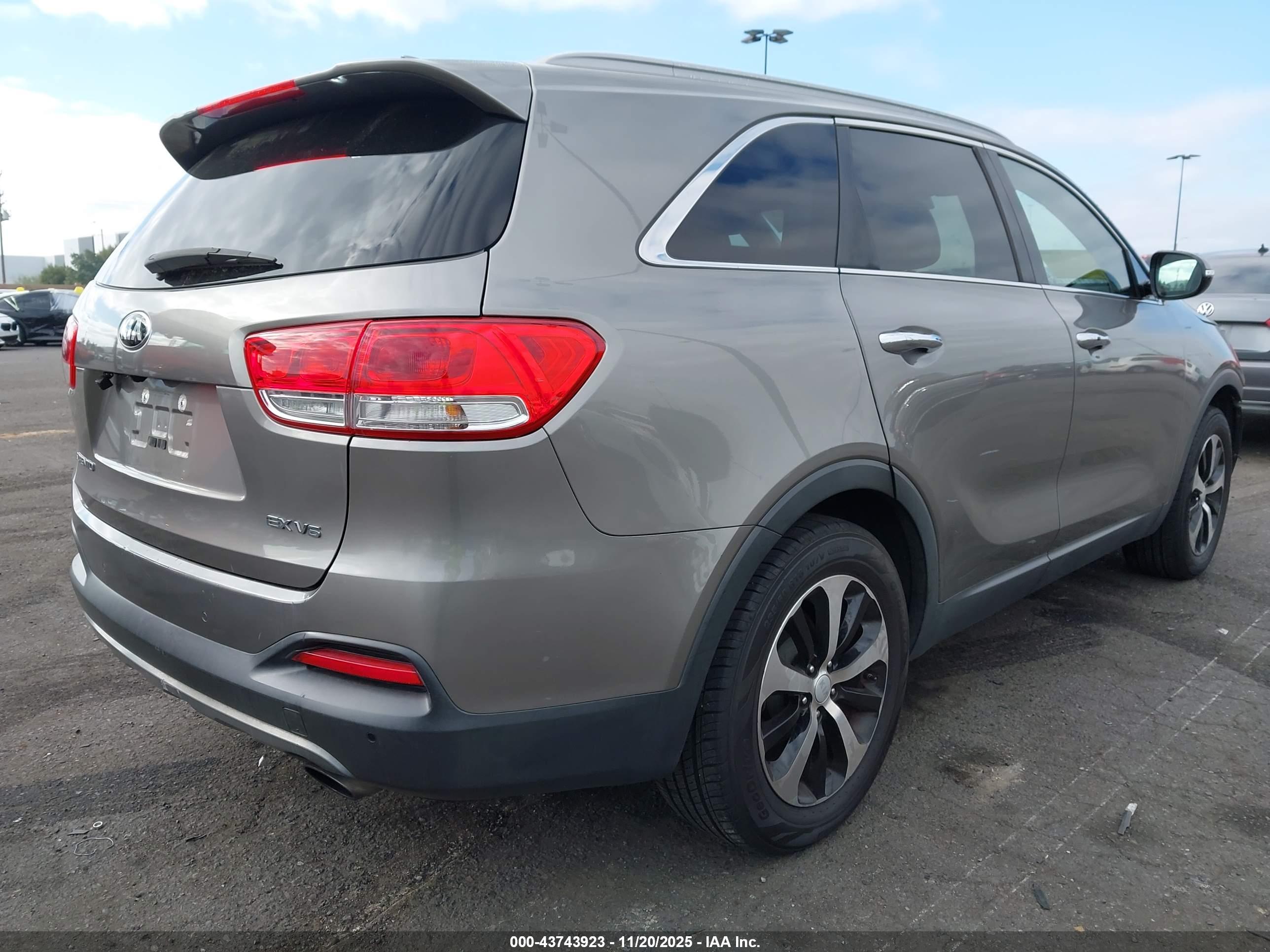 KIA SORENTO image 4