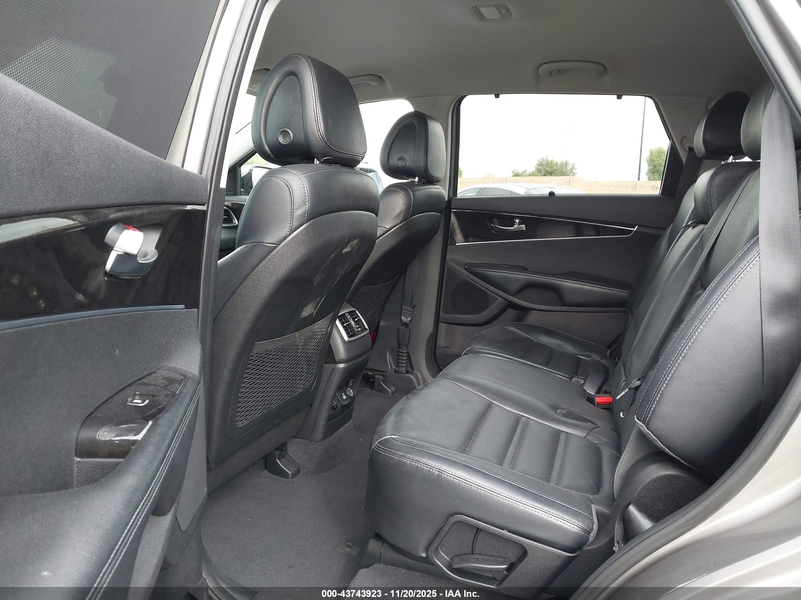 KIA SORENTO image 8