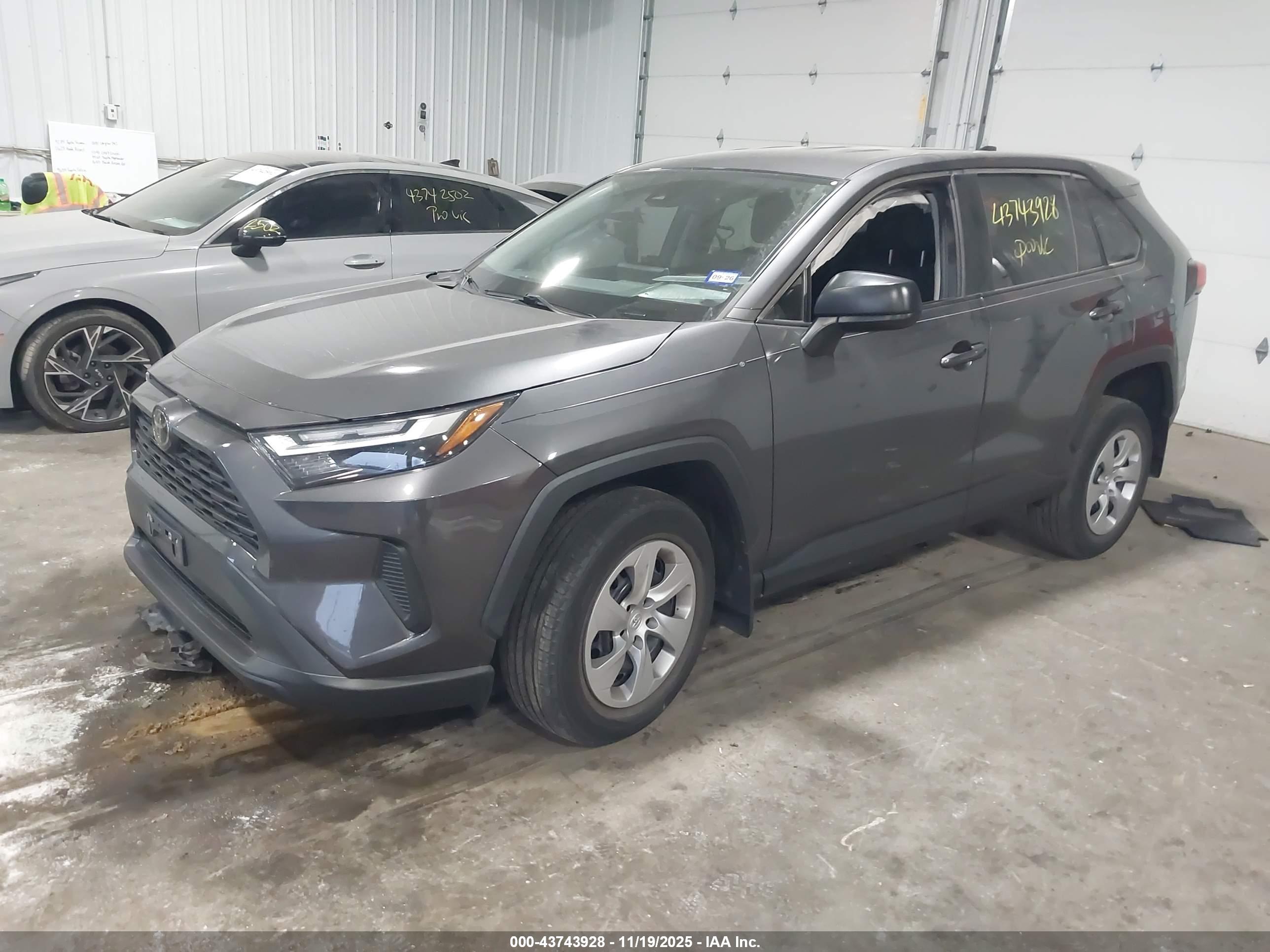 TOYOTA RAV4 image 2