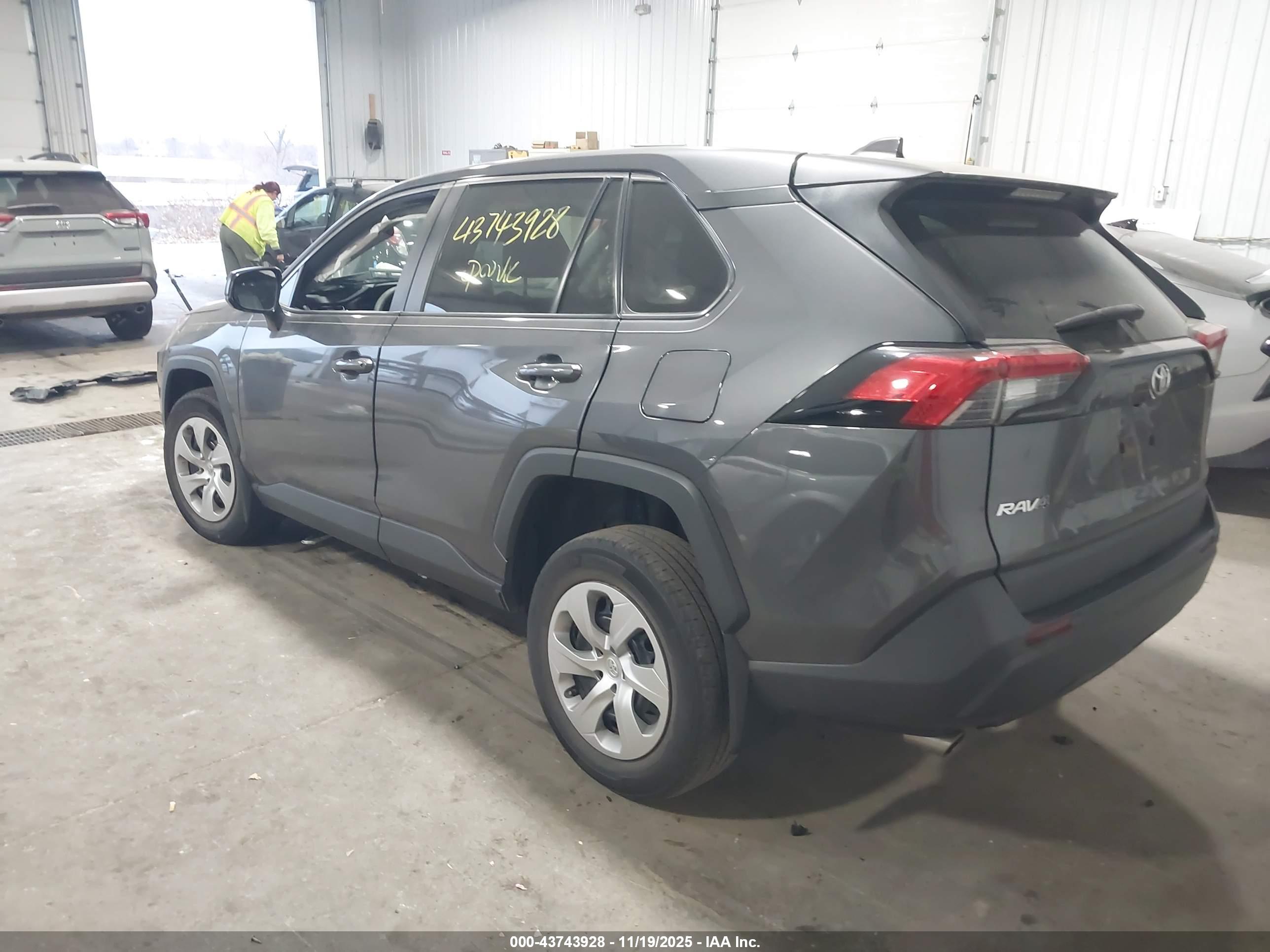 TOYOTA RAV4 image 3