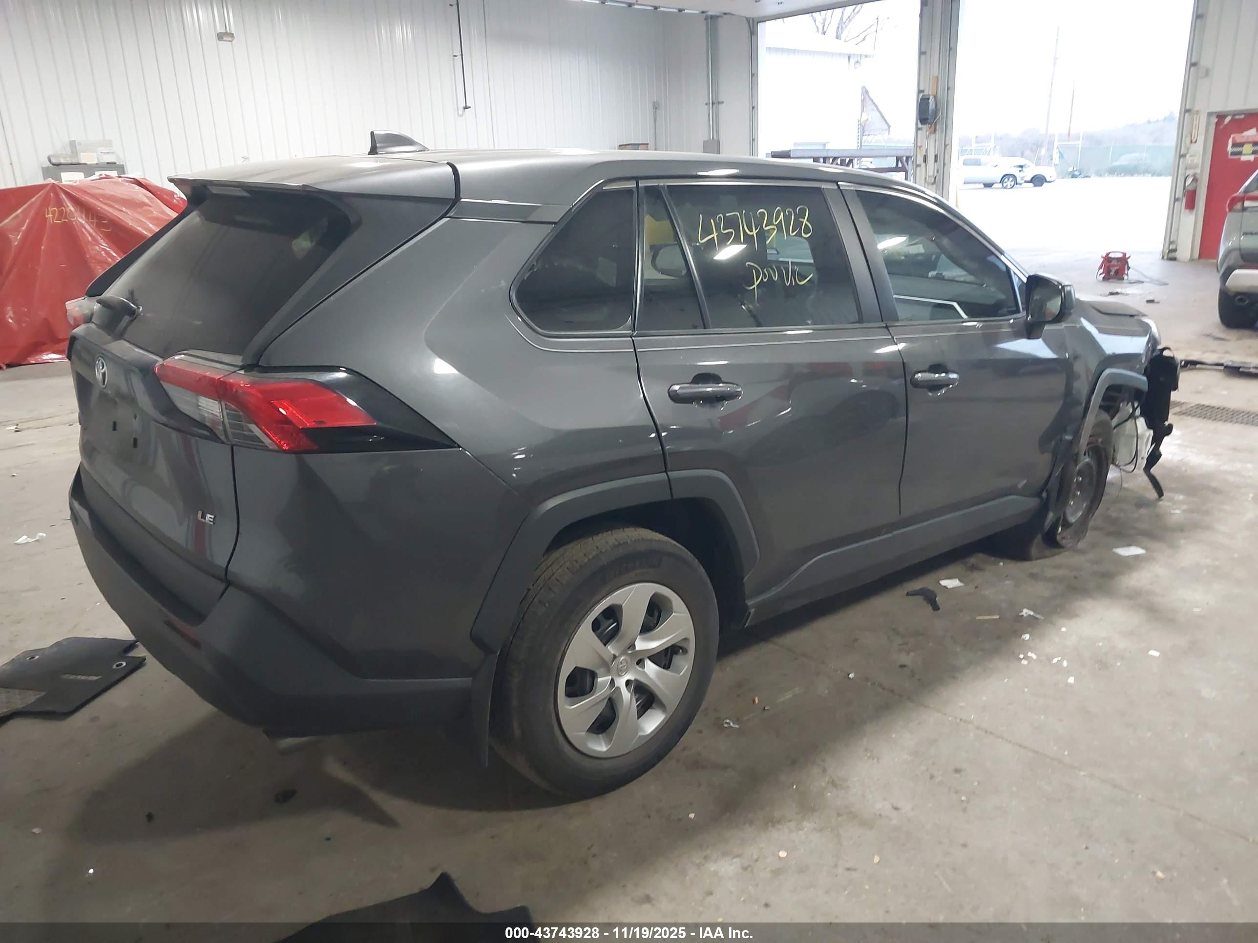 TOYOTA RAV4 image 4