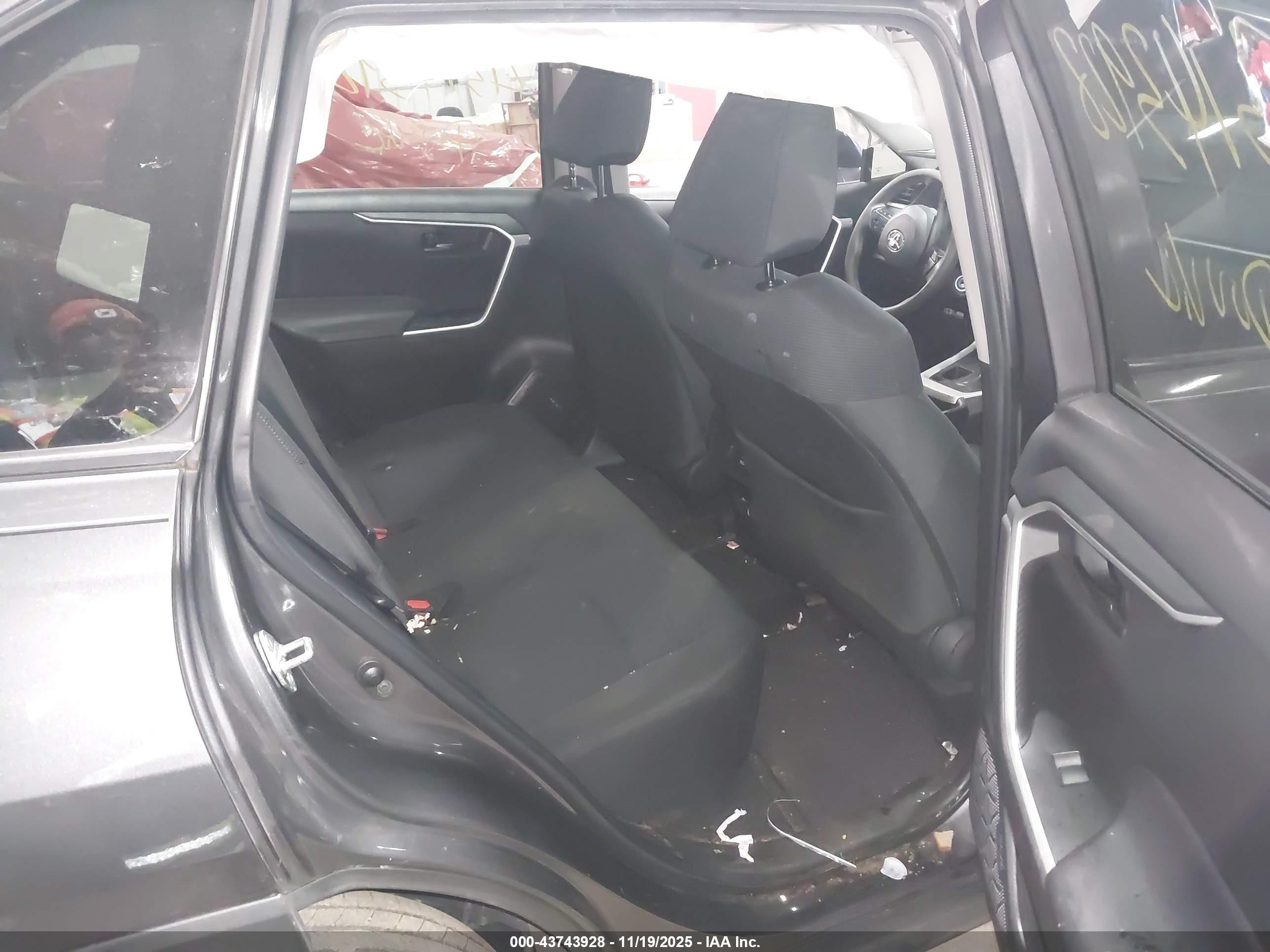 TOYOTA RAV4 image 8