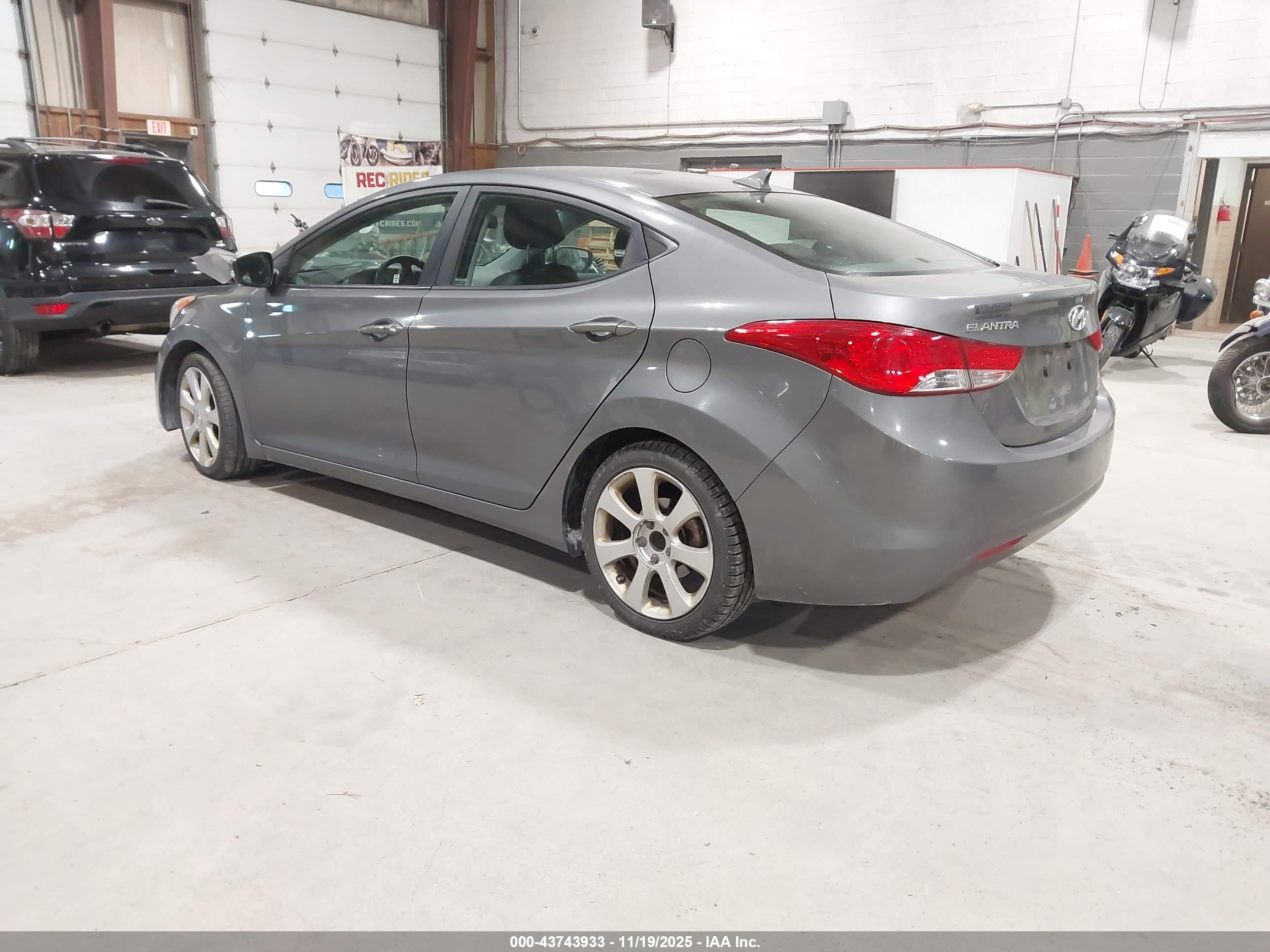 HYUNDAI ELANTRA image 3