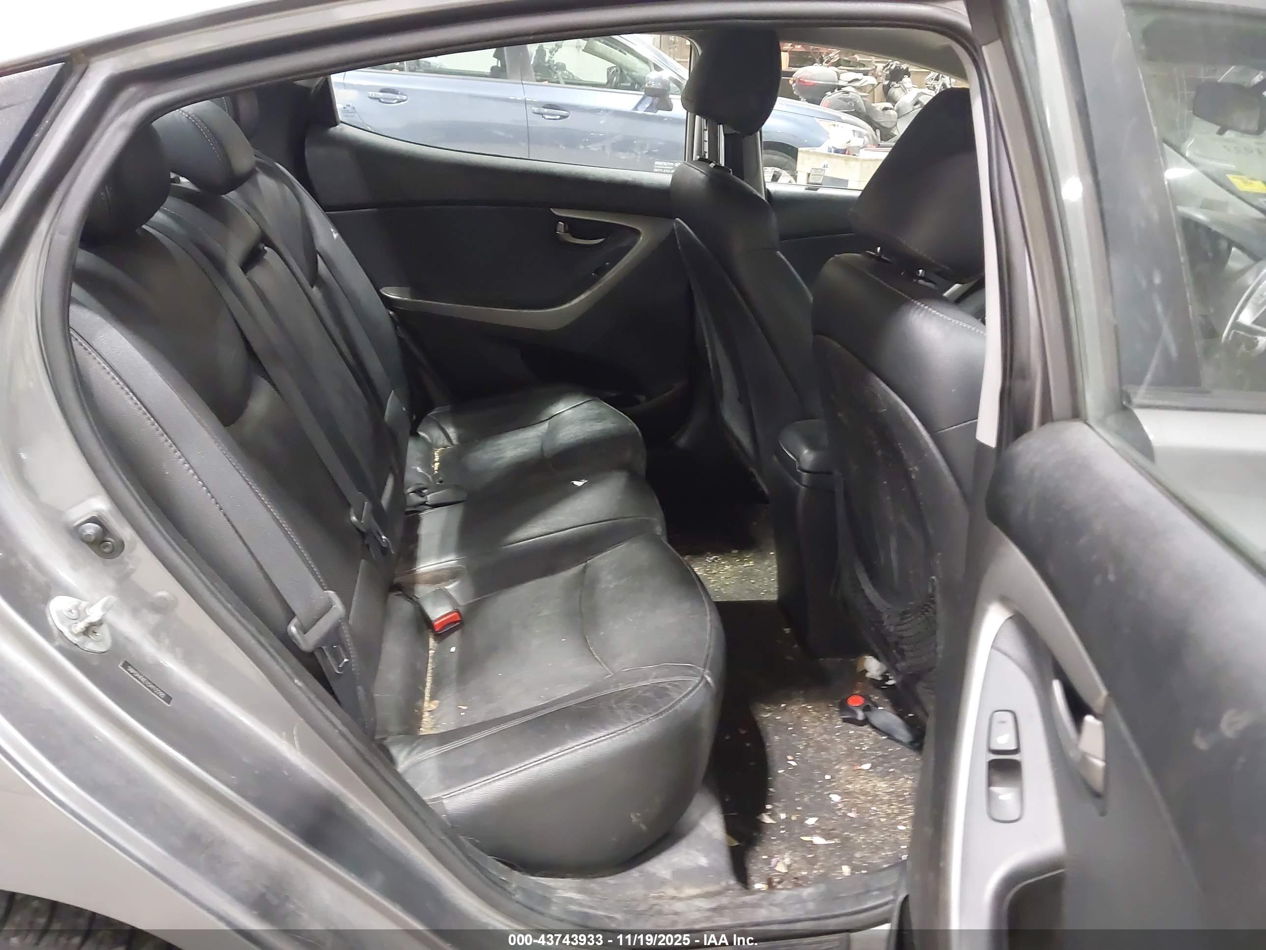 HYUNDAI ELANTRA image 8