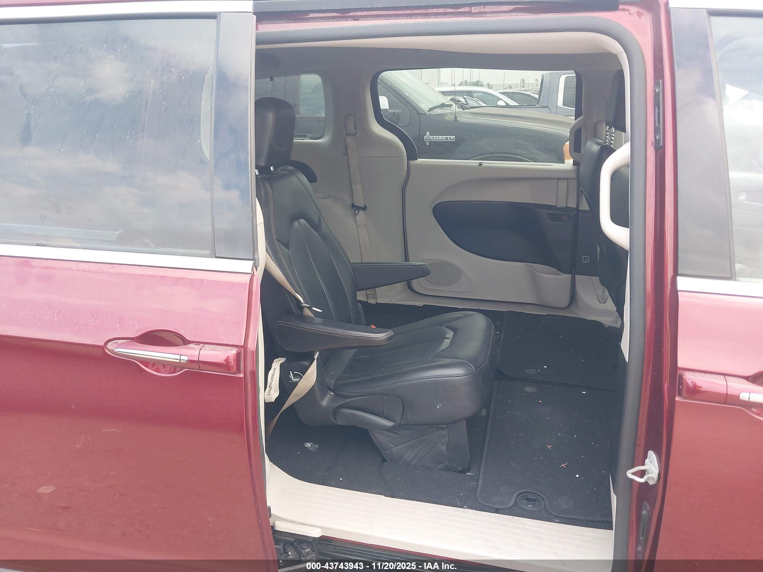 CHRYSLER PACIFICA image 8