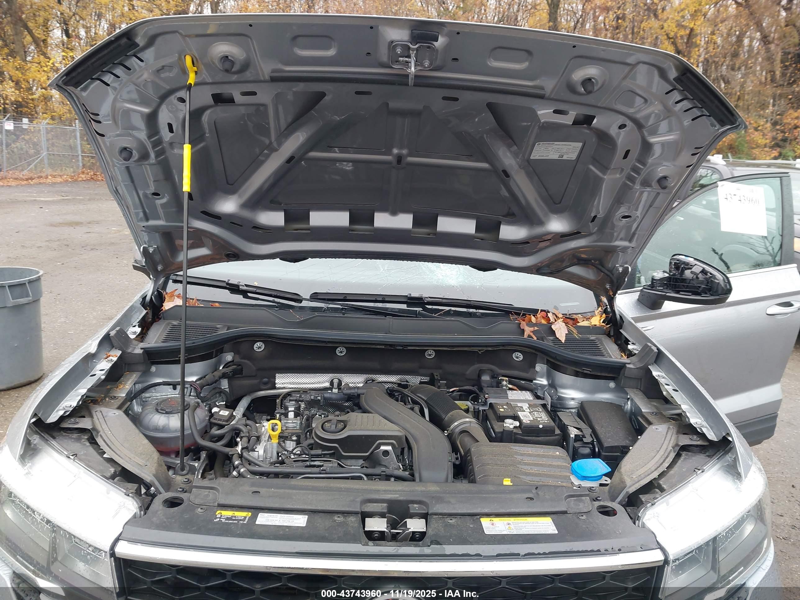 VOLKSWAGEN TAOS image 10