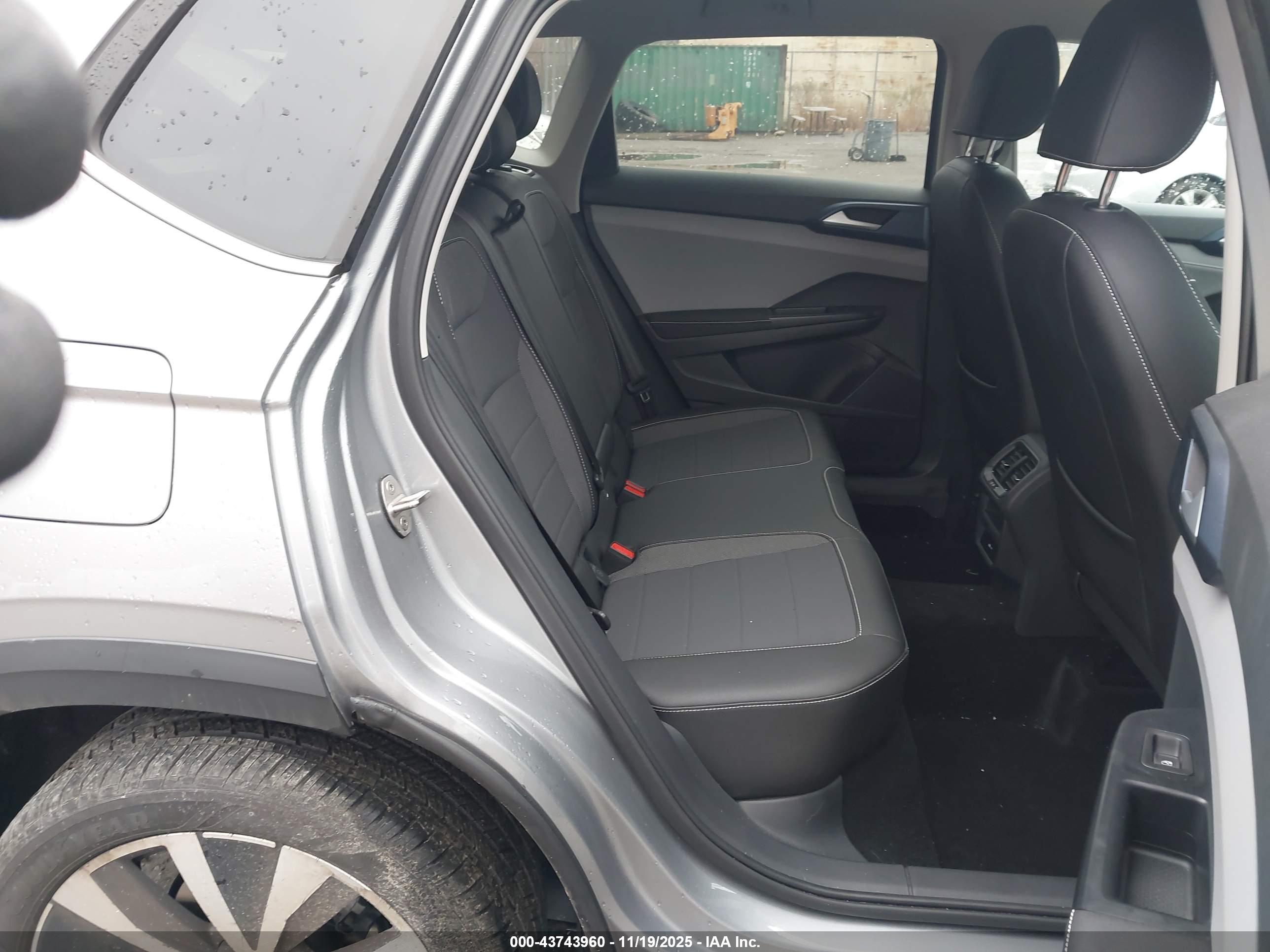 VOLKSWAGEN TAOS image 8
