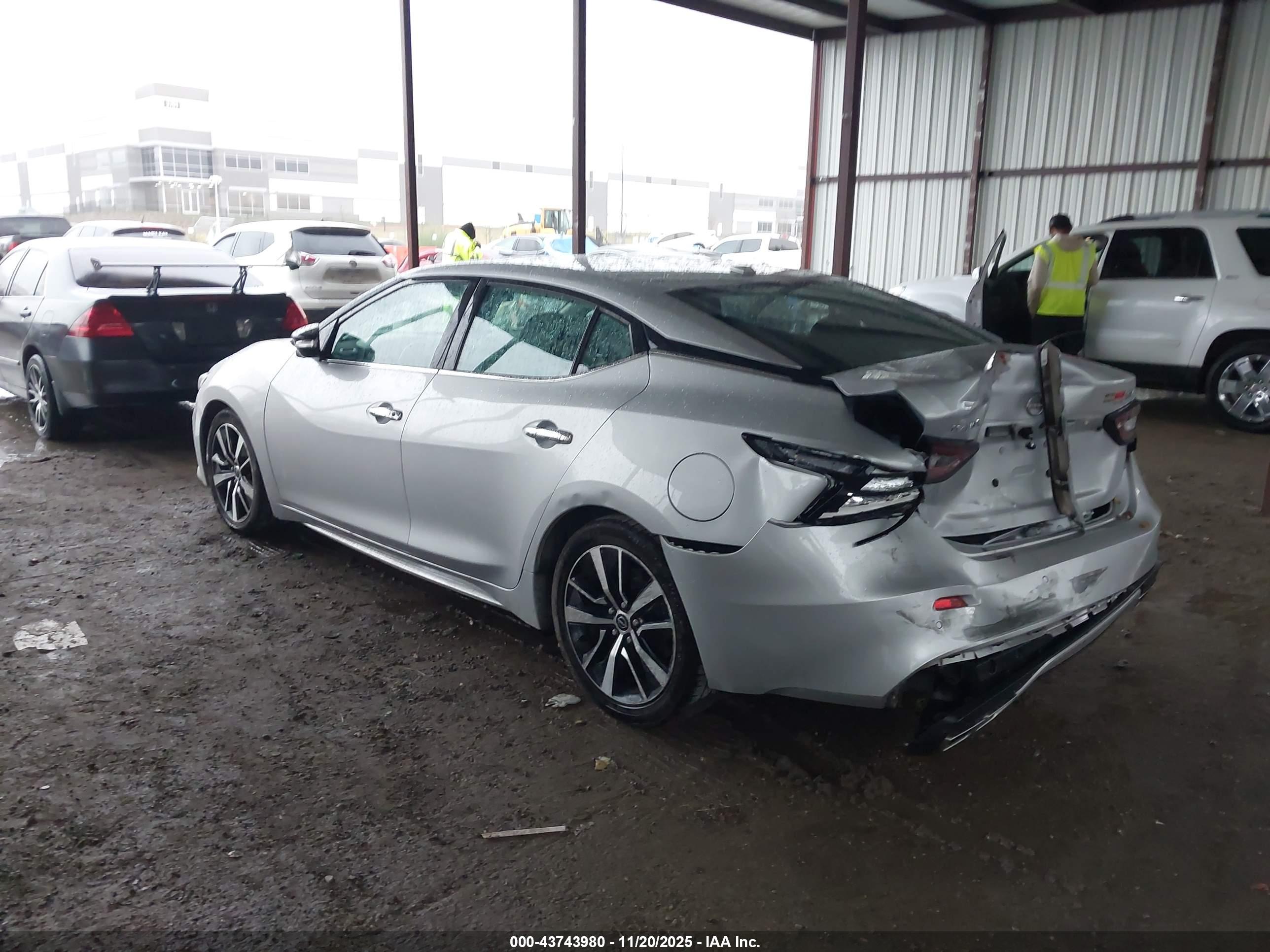 NISSAN MAXIMA image 3
