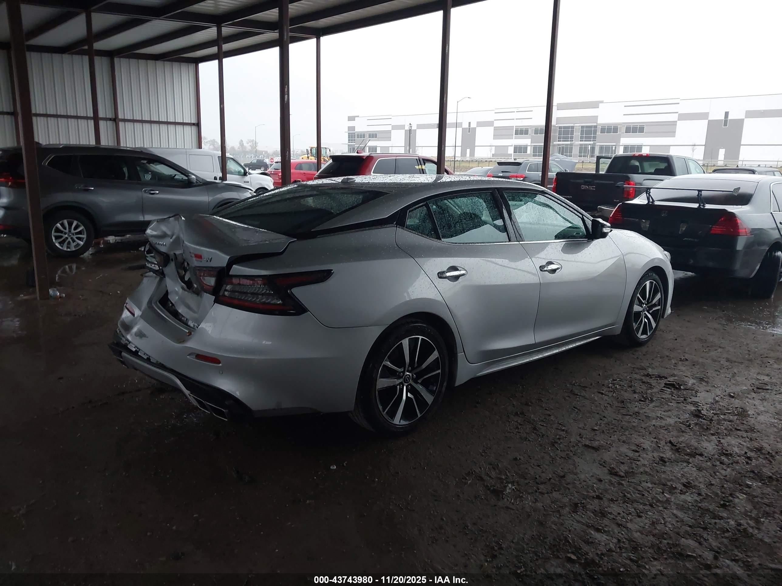 NISSAN MAXIMA image 4