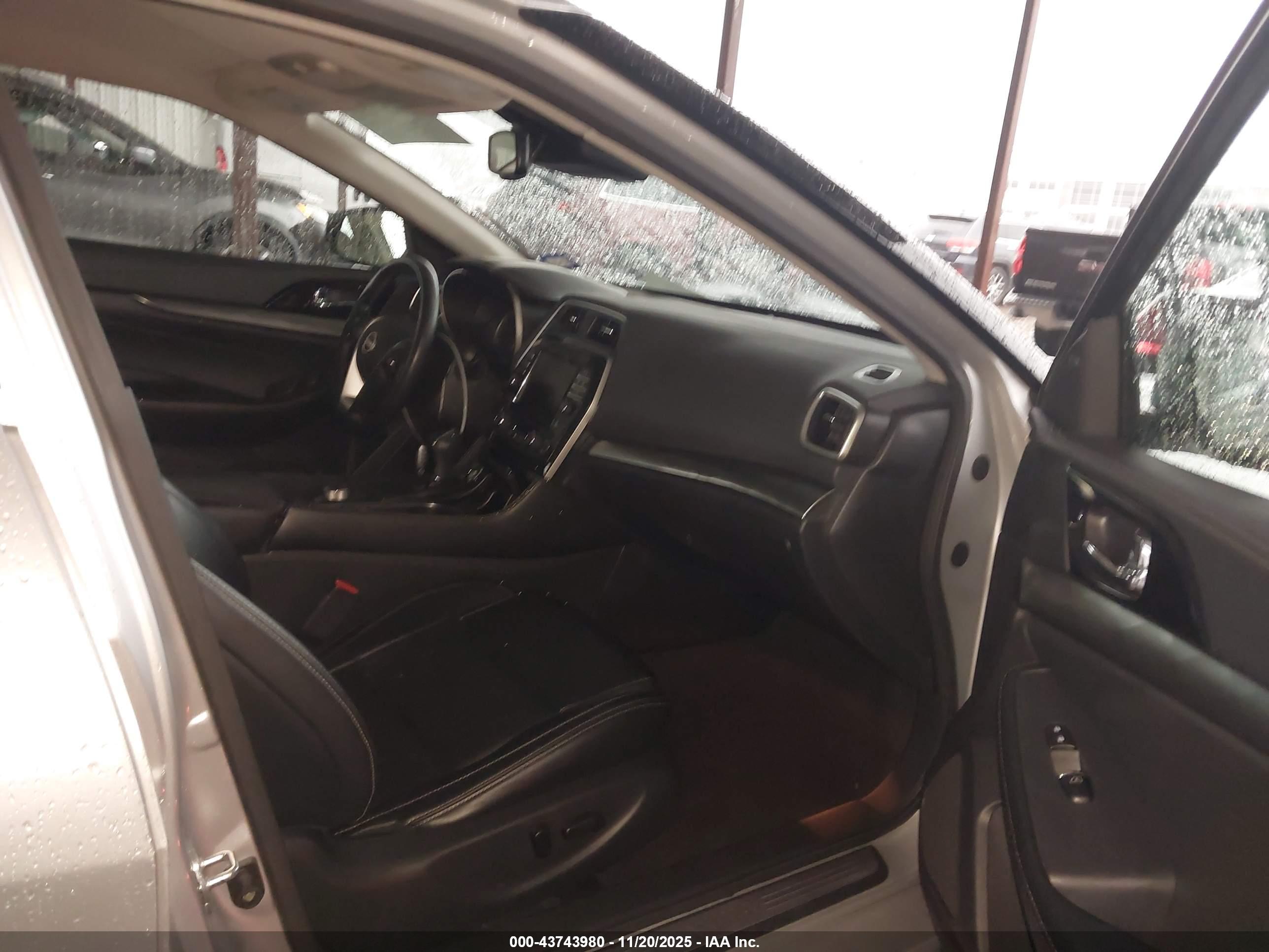 NISSAN MAXIMA image 5
