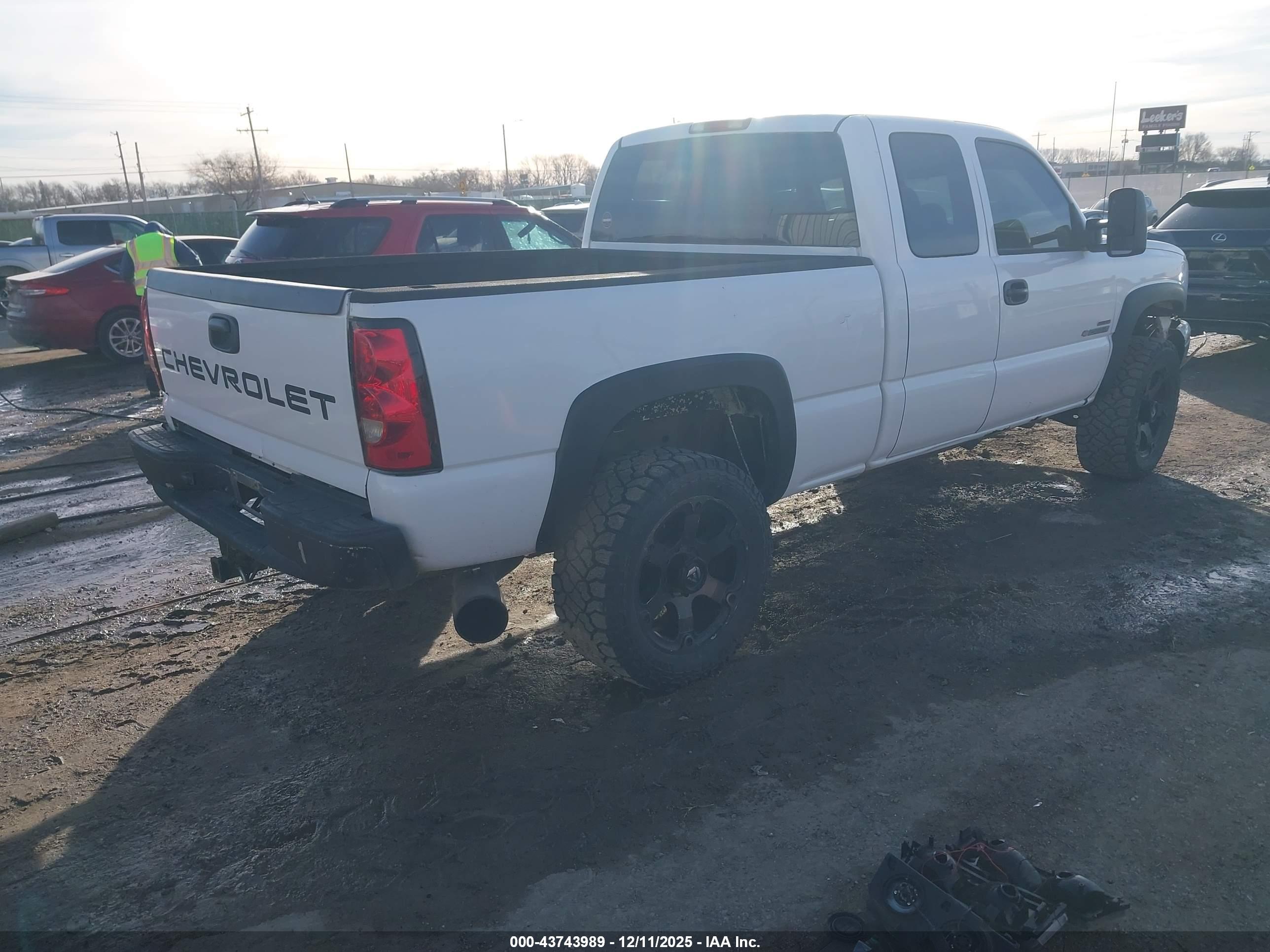 CHEVROLET SILVERADO image 4