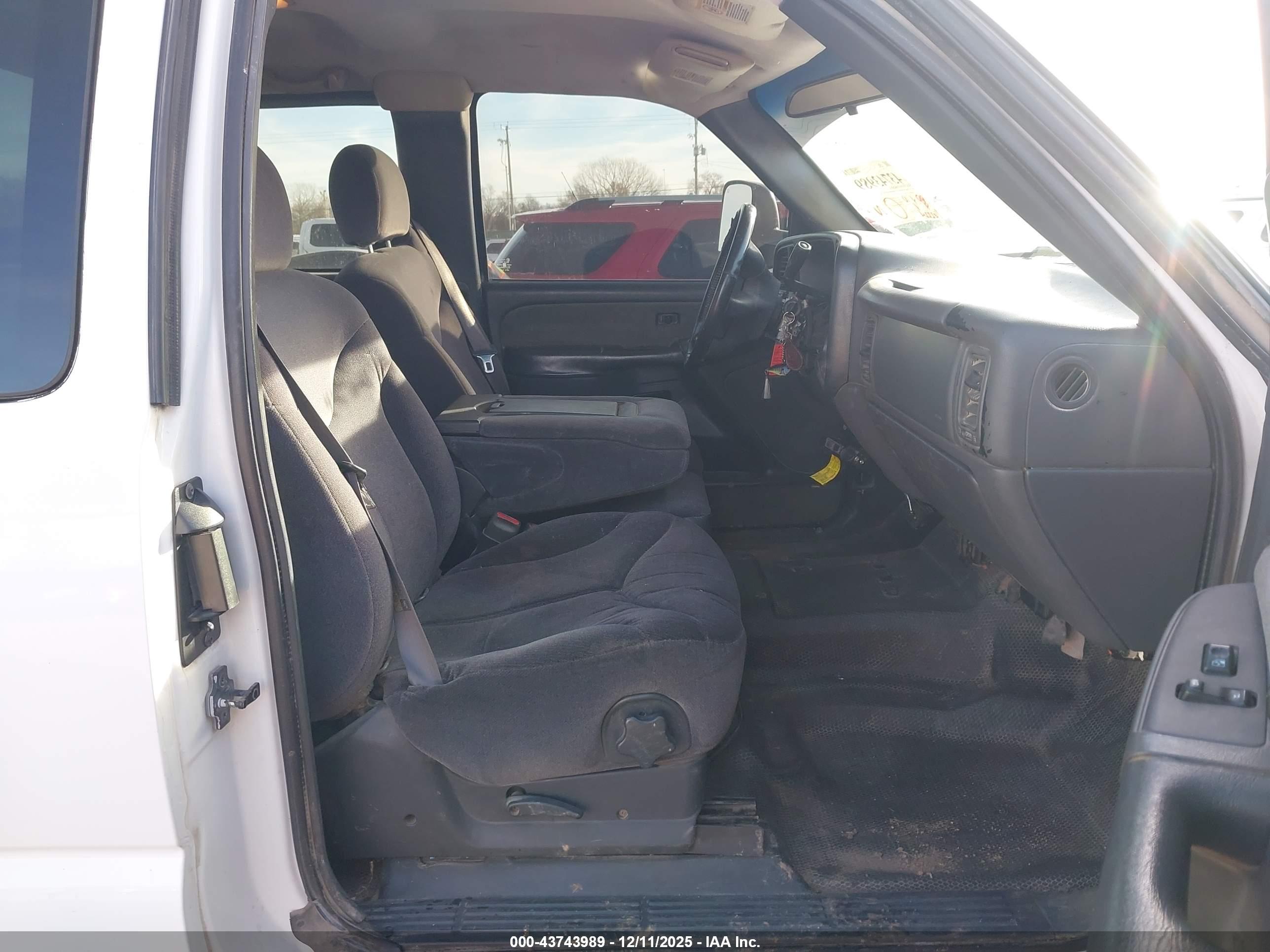 CHEVROLET SILVERADO image 5
