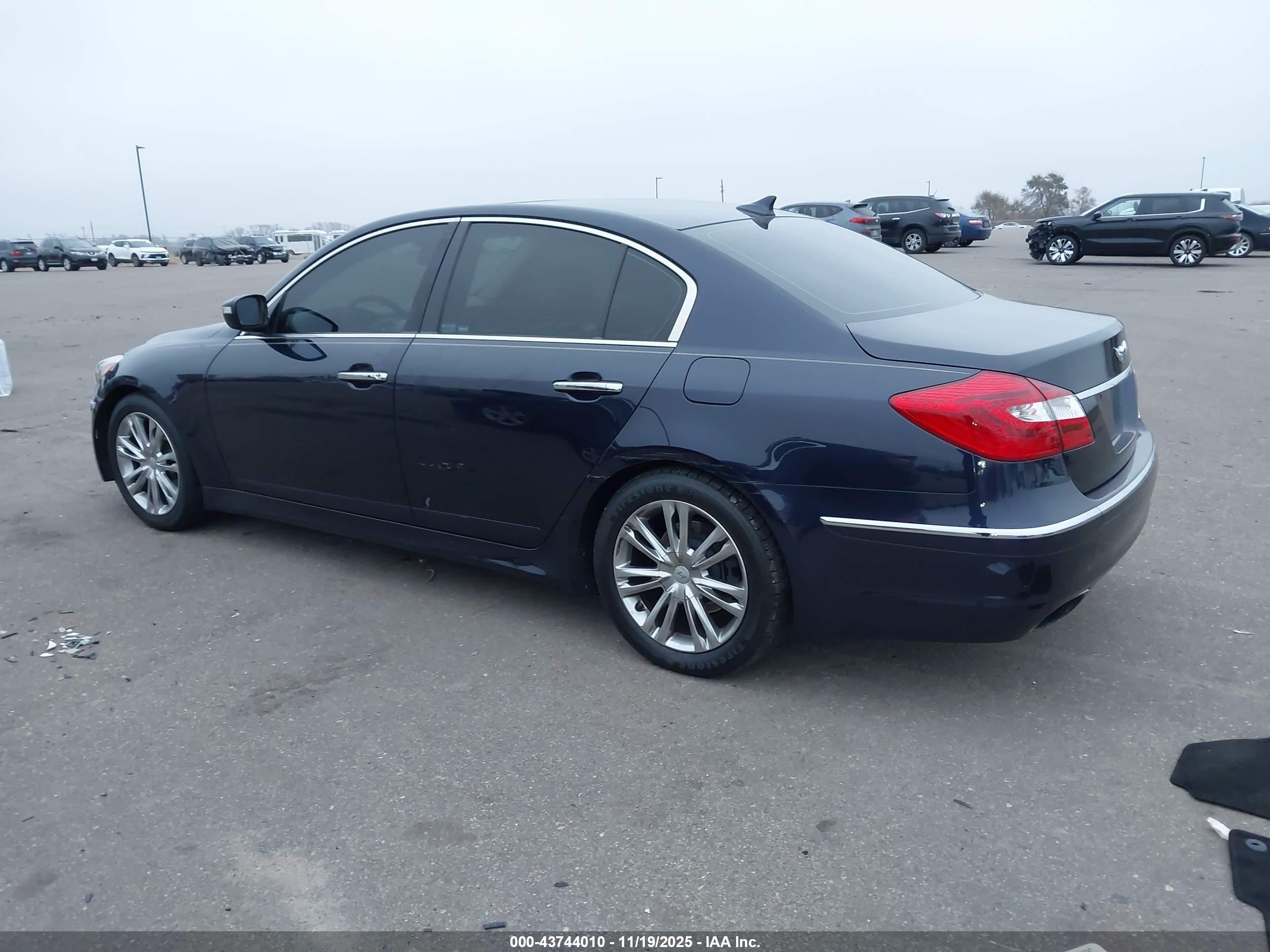 HYUNDAI GENESIS image 3