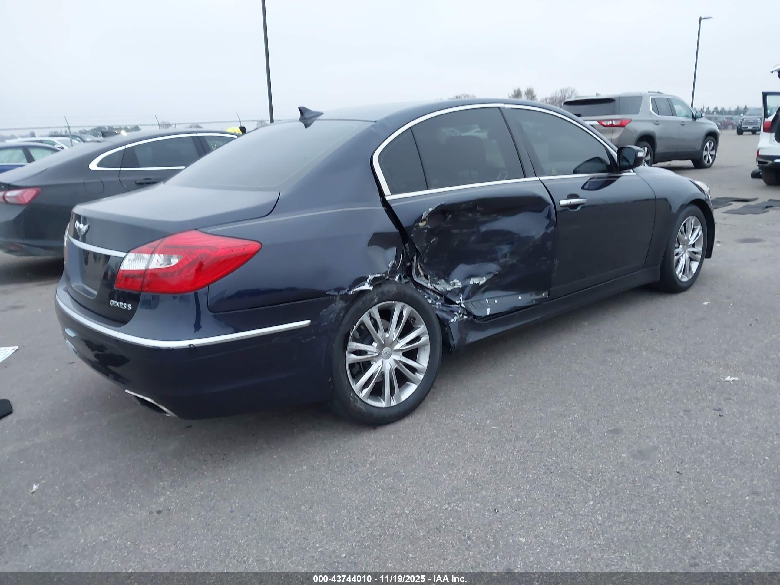 HYUNDAI GENESIS image 4