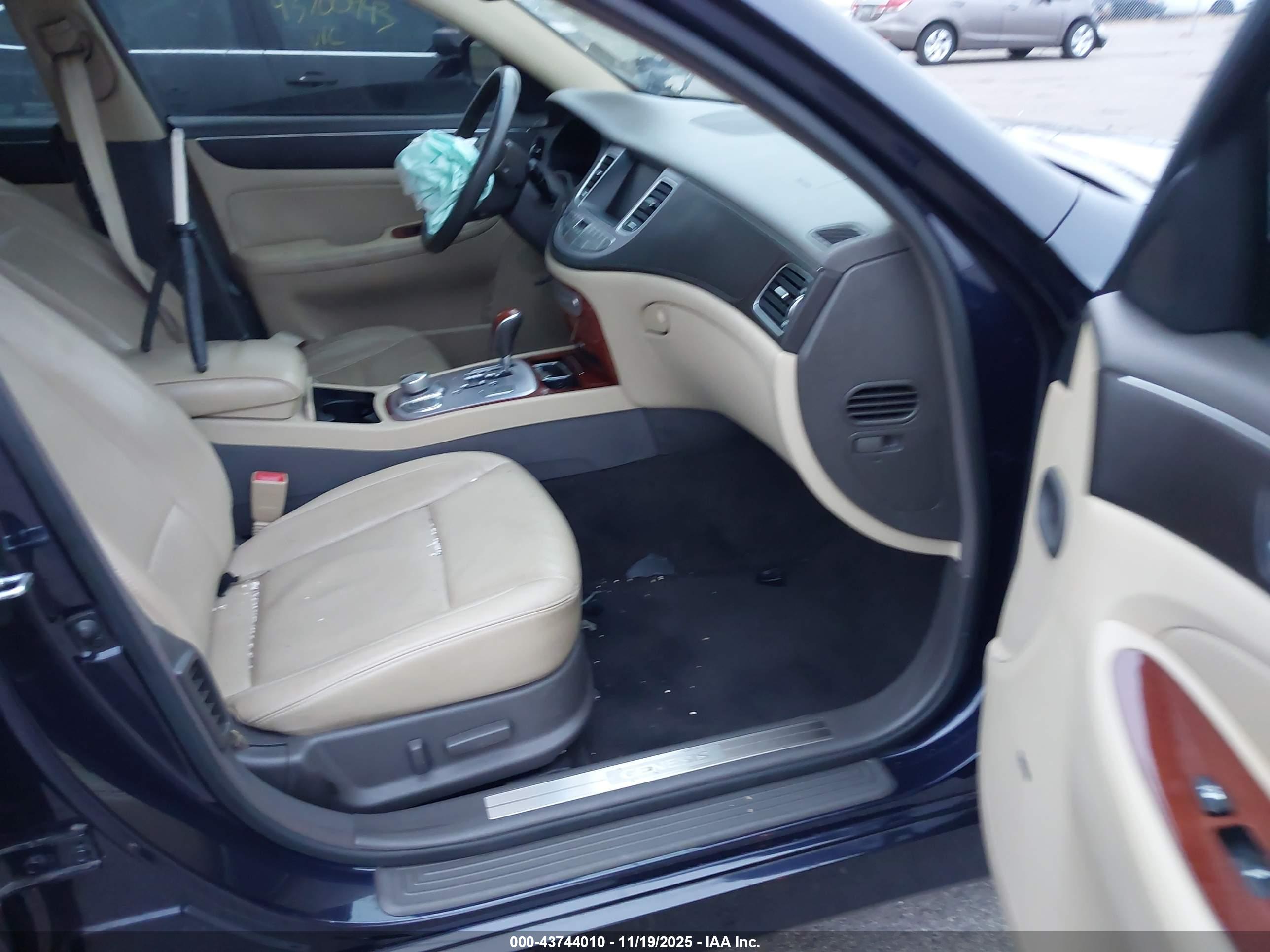 HYUNDAI GENESIS image 5