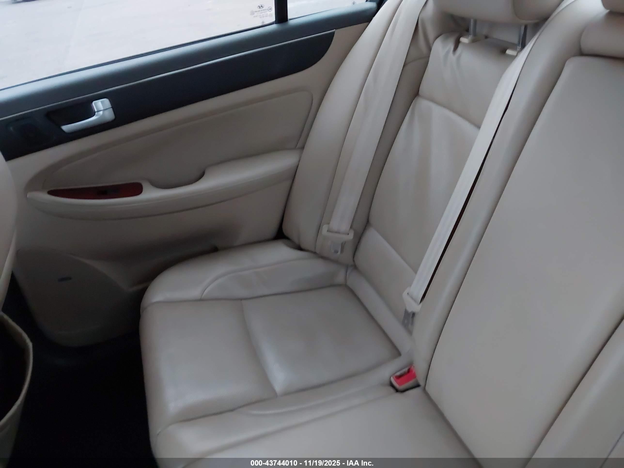 HYUNDAI GENESIS image 8